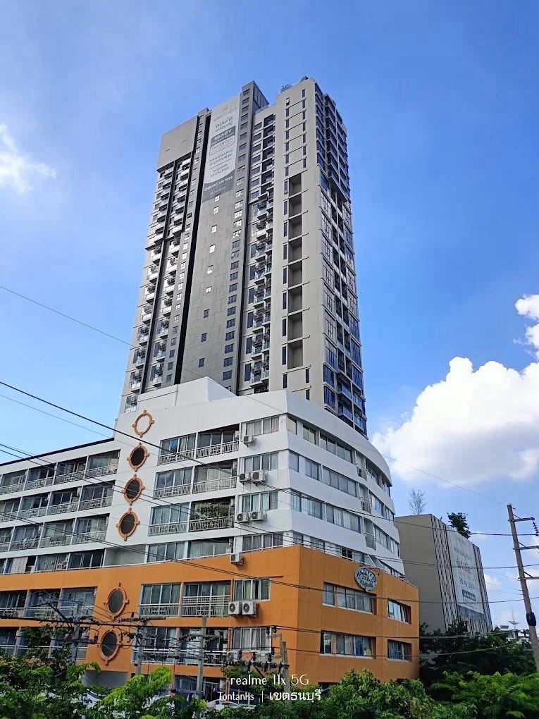 ให้เช่าคอนโดวงเวียนใหญ่ เจริญนคร : 🏙 Duplex เพดานสูง 4.4 ม. | ชั้น 17 วิวดี | พร้อมเข้าอยู่

🌊 ณ รีวา เจริญนคร (Na Reva Charoennakhon)
คอนโดดีไซน์โปร่ง โล่ง แยกสัดส่วนชัดเจน อยู่สบาย บรรยากาศเงียบสงบ