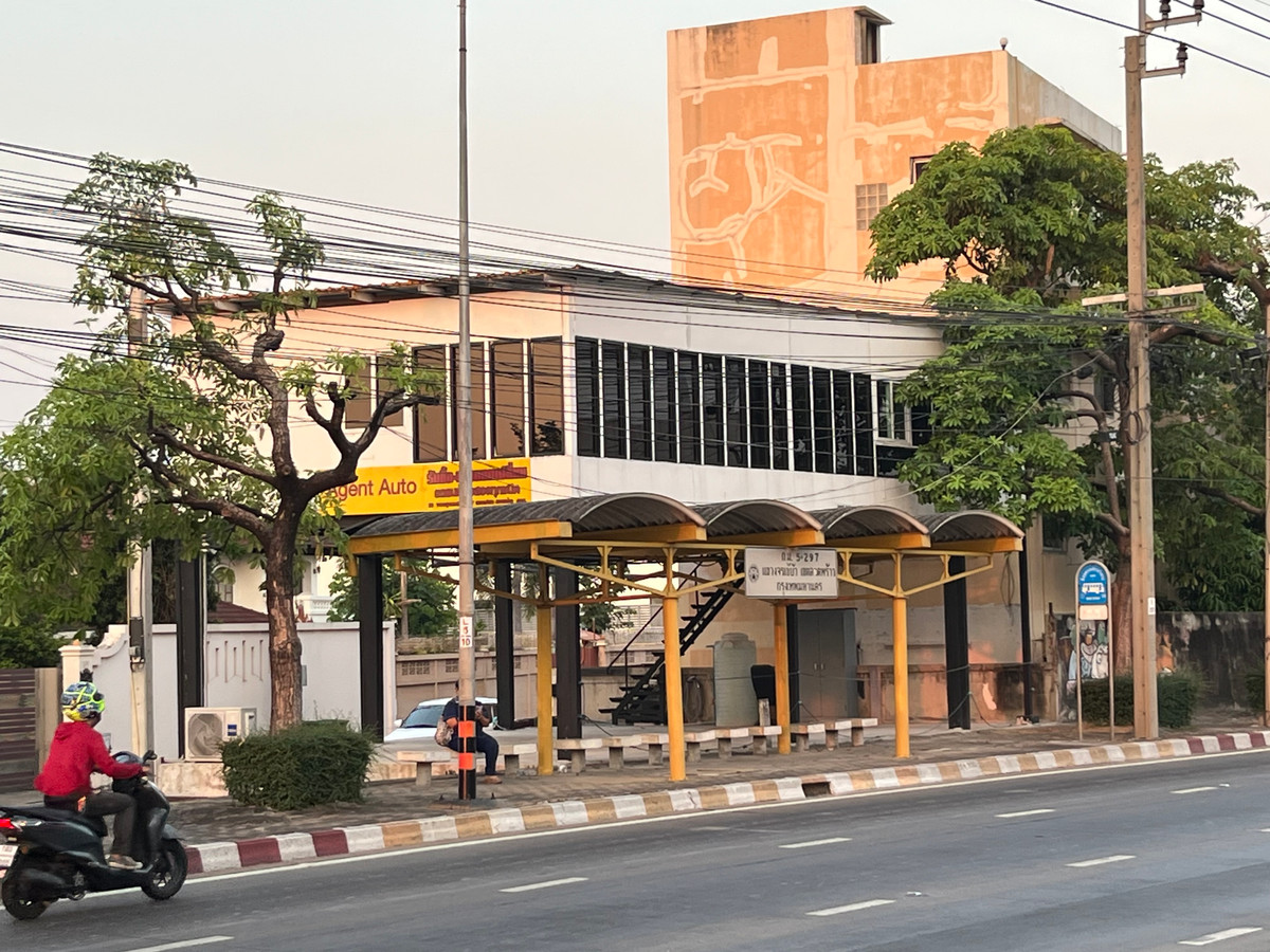 ขายสำนักงานเกษตร นวมินทร์ ลาดปลาเค้า : ขายที่ดินติดถนนเกษตรนวมินทร์ 20 ตรว. พร้อมออฟฟิต  ขาย 4.7 ล้าน  