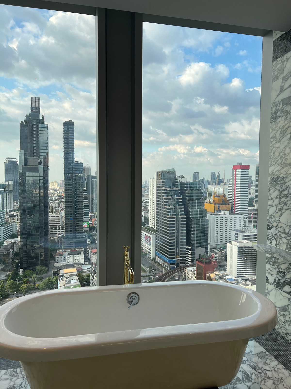 ขายคอนโดสาทร นราธิวาส : 🚨🔥 ขายด่วน | Ritz-Carlton Residences | 3 นอน | 211 ตร.ม. | ชั้น 28 | 65 ล้าน ALL-IN ⚡ ไม่มีค่าโอน ⚡ ไม่มีภาษี ⚡ ไม่มีค่าใช้จ่ายเพิ่ม | ~308K/ตร.ม. เทียบตลาด 440K/ตร.ม. 💰 ต่ำกว่าตลาด 30% 🏙️