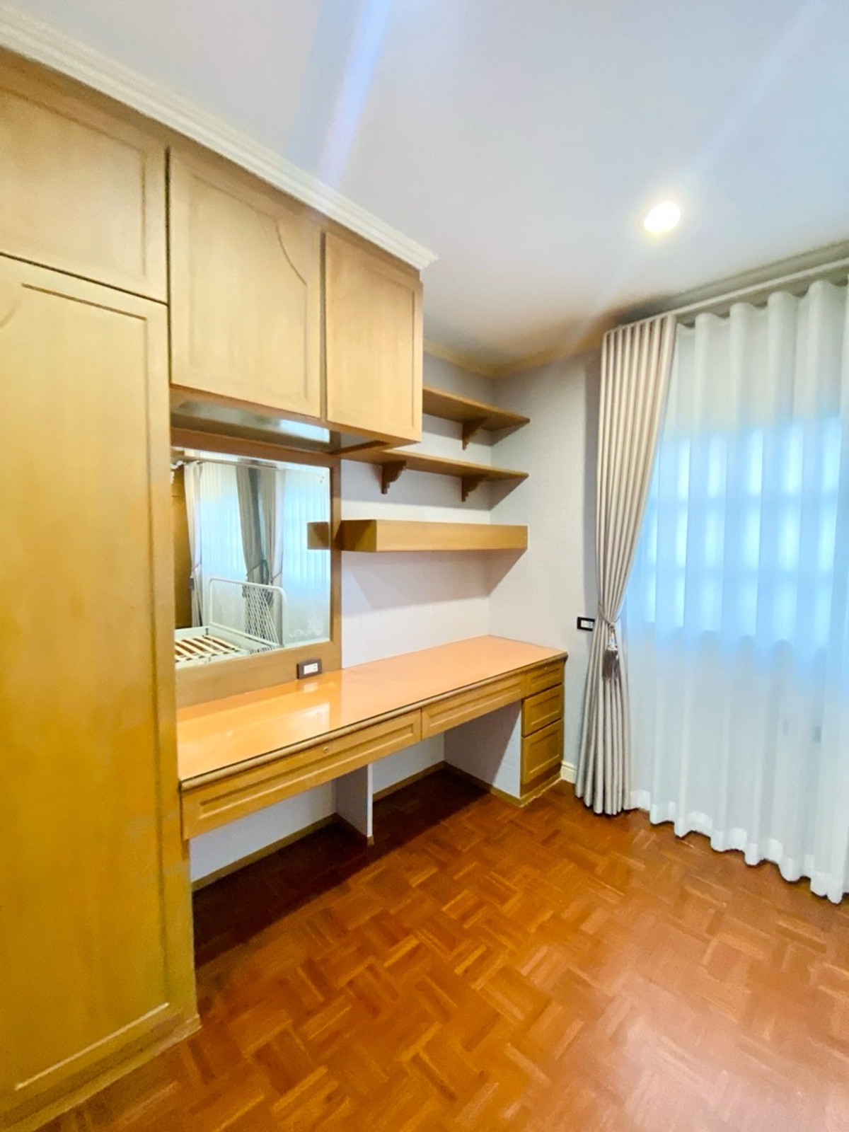 ขายคอนโดบางนา แบริ่ง ลาซาล : ขายคอนโดชั้น 1 มีสวน  2ห้องนอน 58ตร.ม กึ่งกลางรถไฟสามสาย 