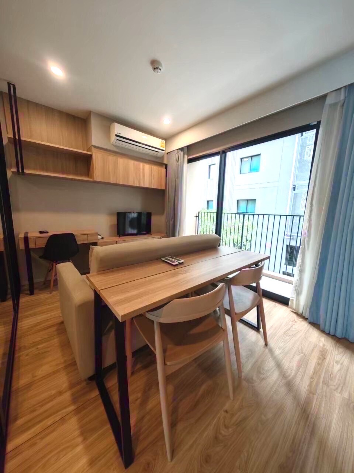 For RentCondoSathorn, Narathiwat : 🎯Blossom Condo @ Sathorn - Charoenrat🔥🔥Beautiful room, fully furnished, in the heart of the city, ready to move in. I like coming to talk at work (T01485)