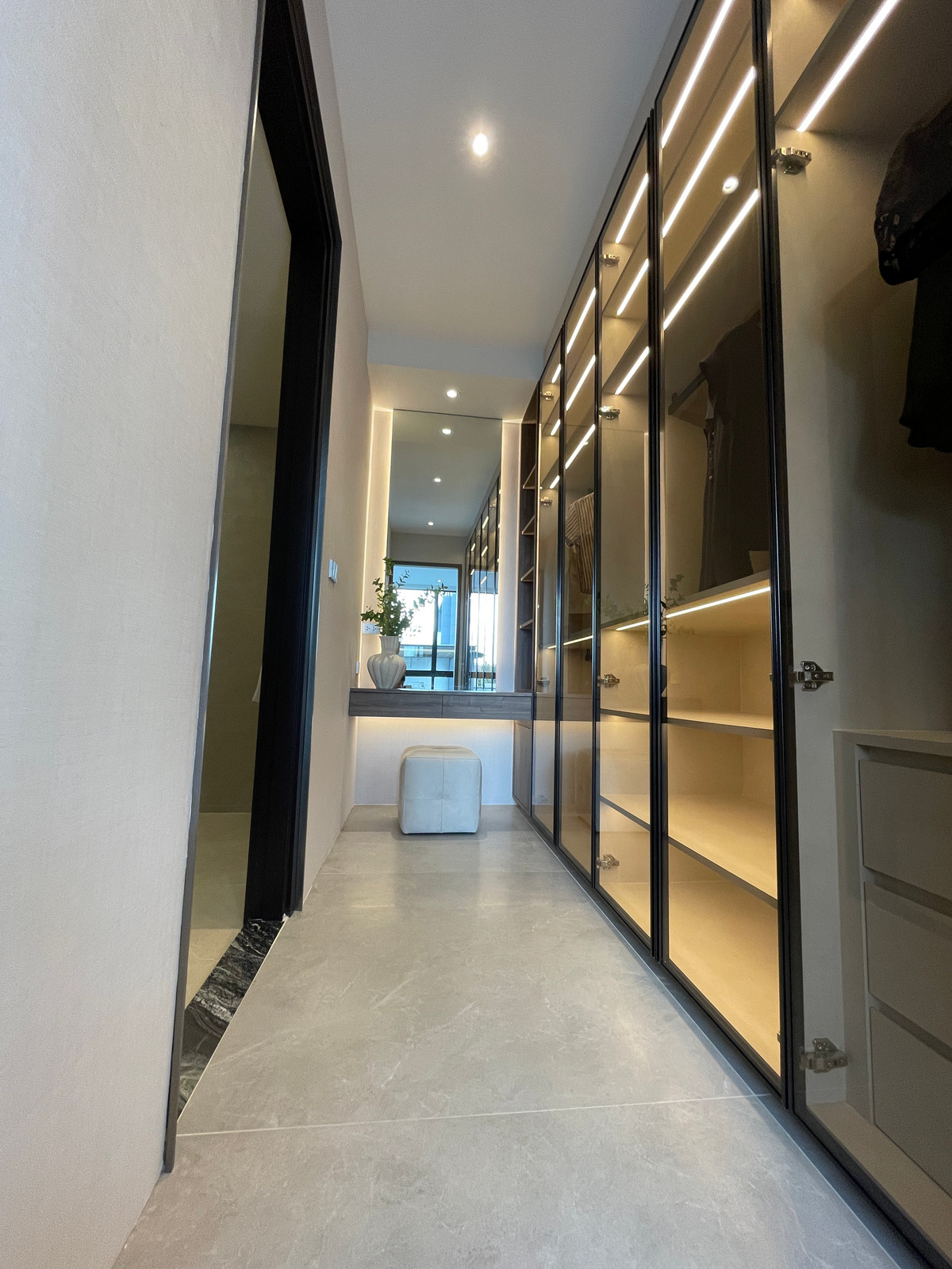 ขายบ้านเลียบทางด่วนรามอินทรา : "หนึ่งเดียวบนเลียบด่วน! Cira Residences บ้านเดี่ยว Ultra-Luxury 3.5 ชั้น พื้นที่ 845 ตร.ม. พร้อมสระว่ายน้ำส่วนตัว | ใกล้ทองหล่อ-พระราม 9 เพียงไม่กี่นาที (สังคมส่วนตัวเพียง 9 ยูนิต)"