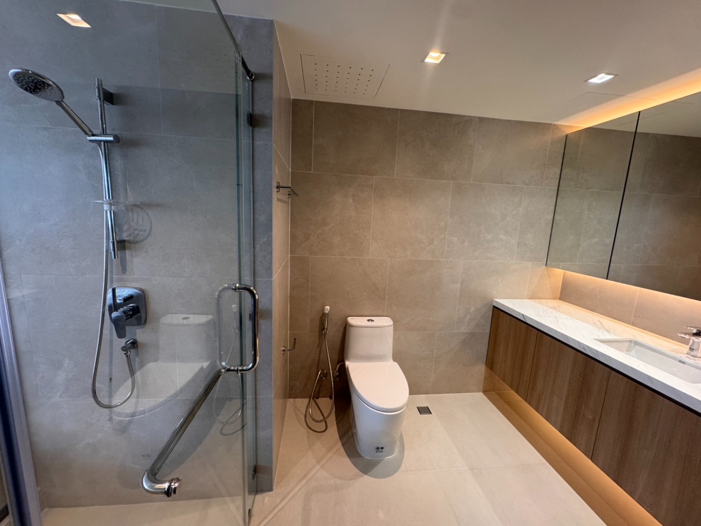 ให้เช่าคอนโดสุขุมวิท อโศก ทองหล่อ : 🔥ให้เช่าด่วน🔥 คอนโด Lake Avenue ทำเล Prime กลางสุขุมวิท ใกล้ BTS อโศก และ MRT สุขุมวิท เดินทางสะดวก