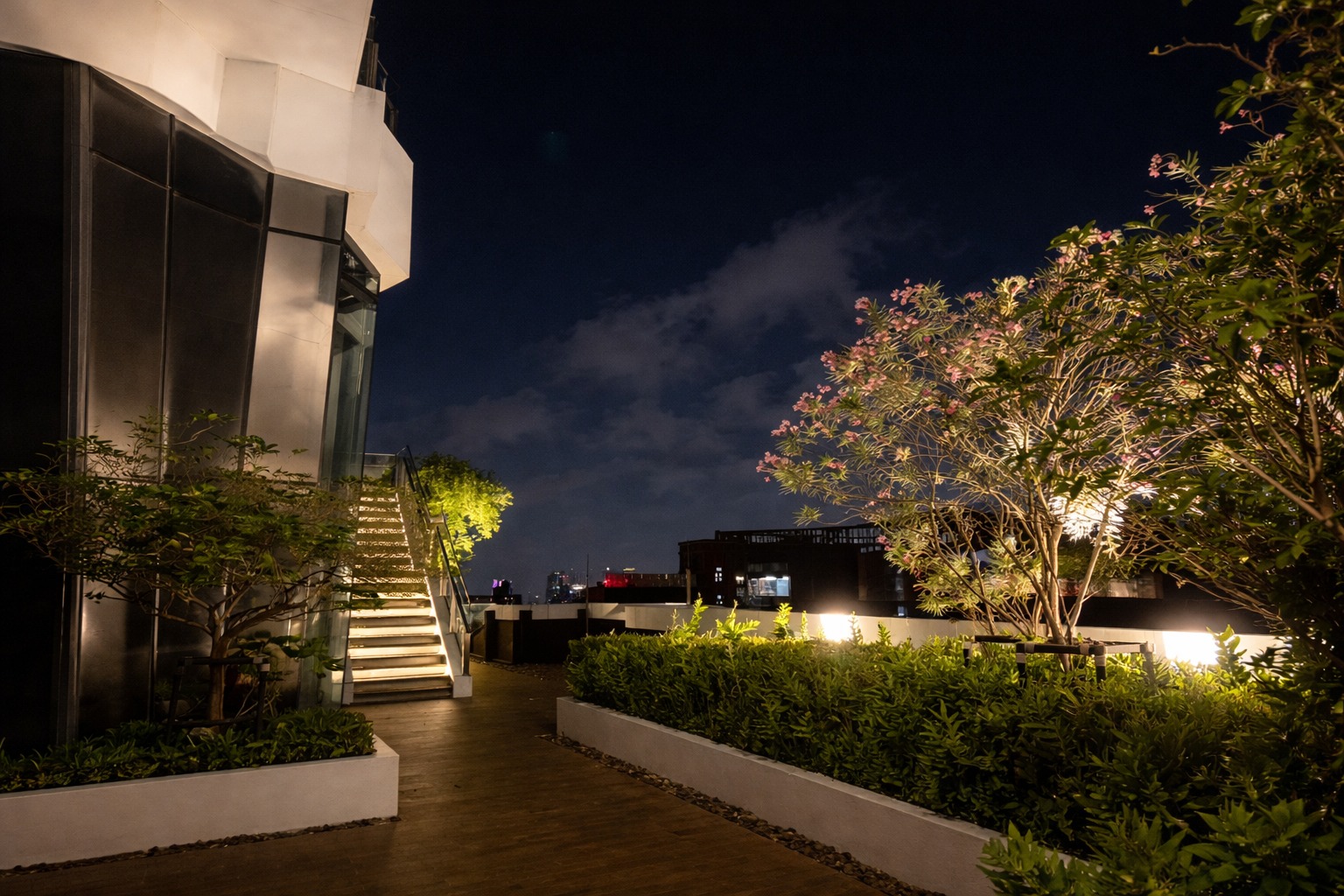 For RentCondoRama9, Petchburi, RCA : 🔥For Rent Now🔥 Life Asoke Rama 9, High Floor (32nd floor), Unobstructed View, Close to MRT Rama 9 (Only 300 m).