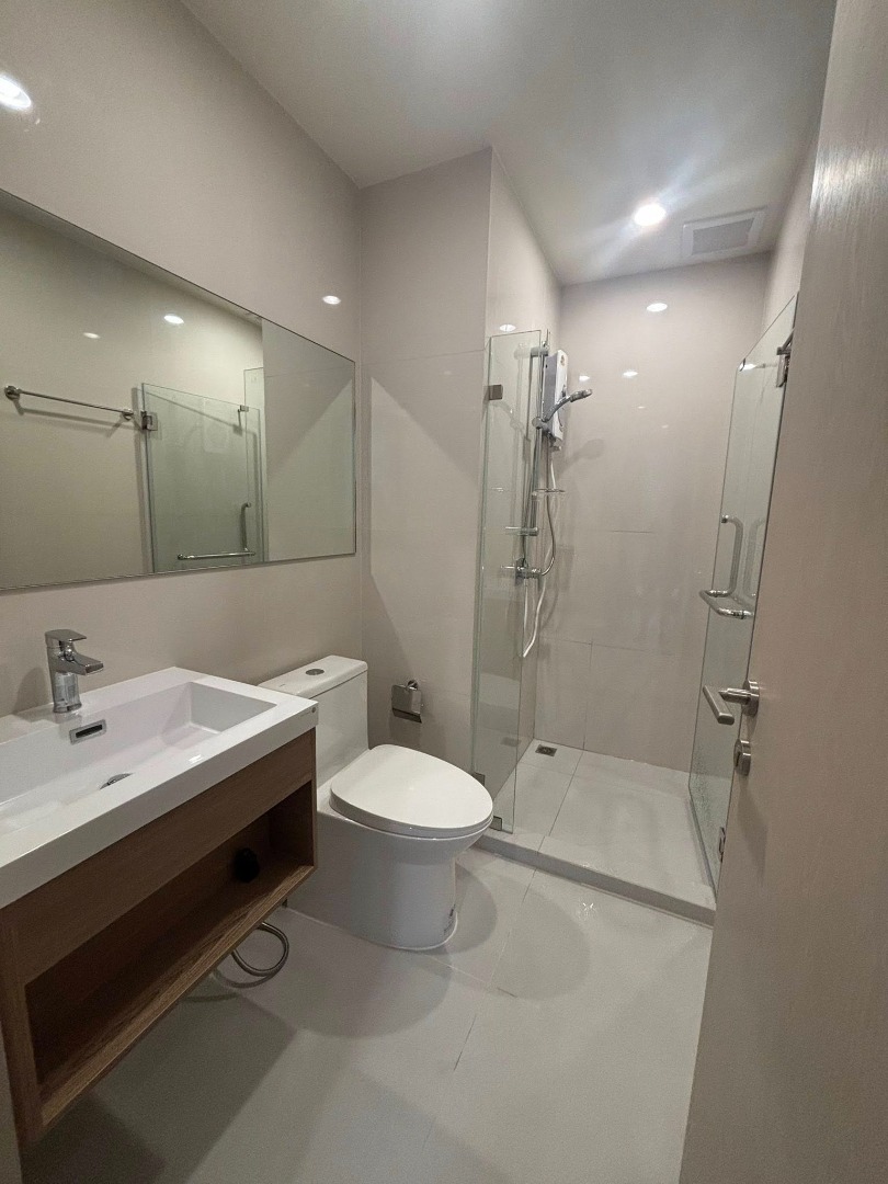 For RentCondoPinklao, Charansanitwong : 🔥For Rent Now🔥 New Noble Fai Chai - Wang Lang Condo, right next to MRT Fai Chai (80 m) + near Siriraj Hospital. More convenient than you think! 🚆 One room, all functions included. Ready to move in immediately.