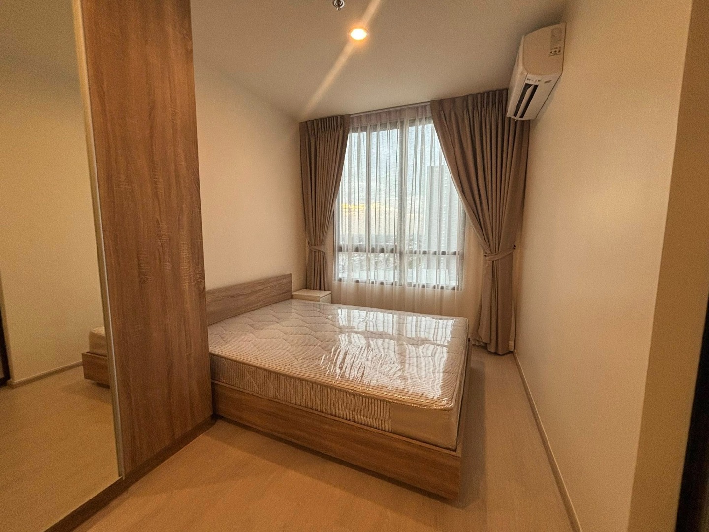 For RentCondoPinklao, Charansanitwong : 🔥For Rent Now🔥 New Noble Fai Chai - Wang Lang Condo, right next to MRT Fai Chai (80 m) + near Siriraj Hospital. More convenient than you think! 🚆 One room, all functions included. Ready to move in immediately.