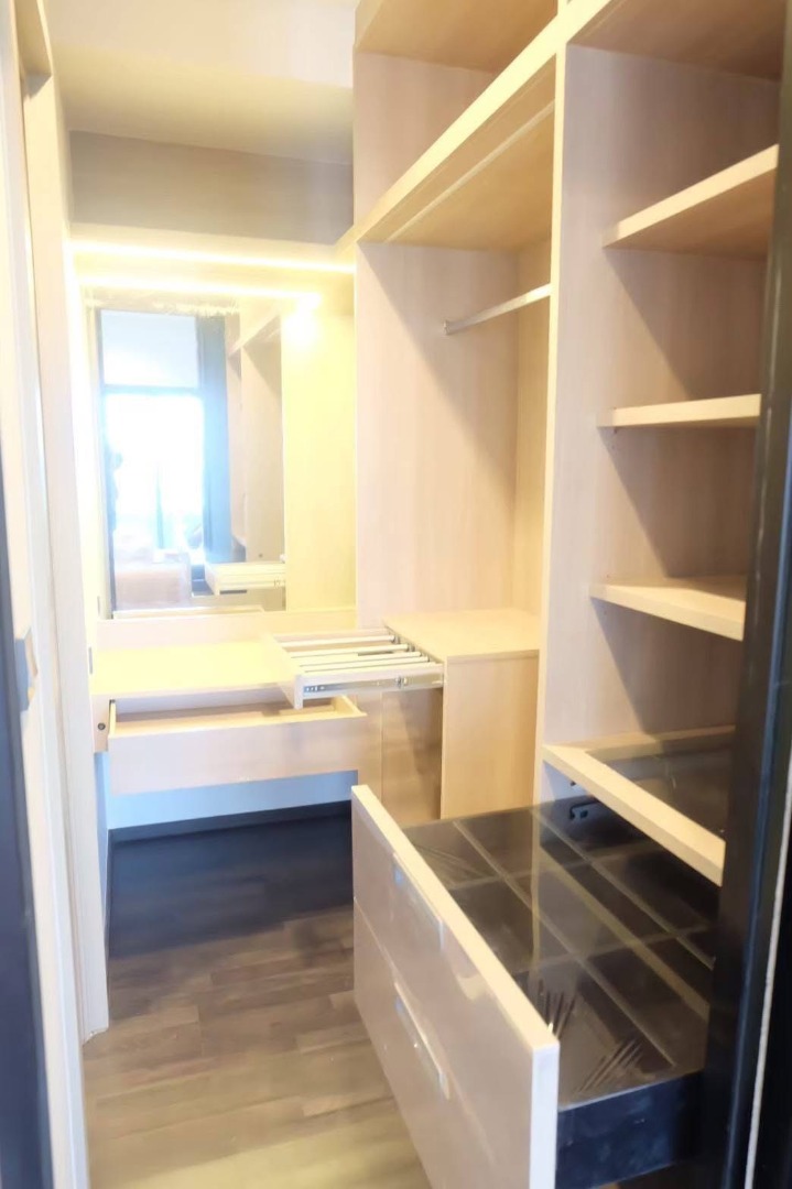 For RentCondoRama9, Petchburi, RCA : 🔥For Rent Now🔥 The Line Asoke Ratchada, near MRT Rama 9 (only 300 m away) + Large room with Walk-in Closet, a rare find in this area! 🚆✨ Comfortable living, complete functionality, in the heart of the city.