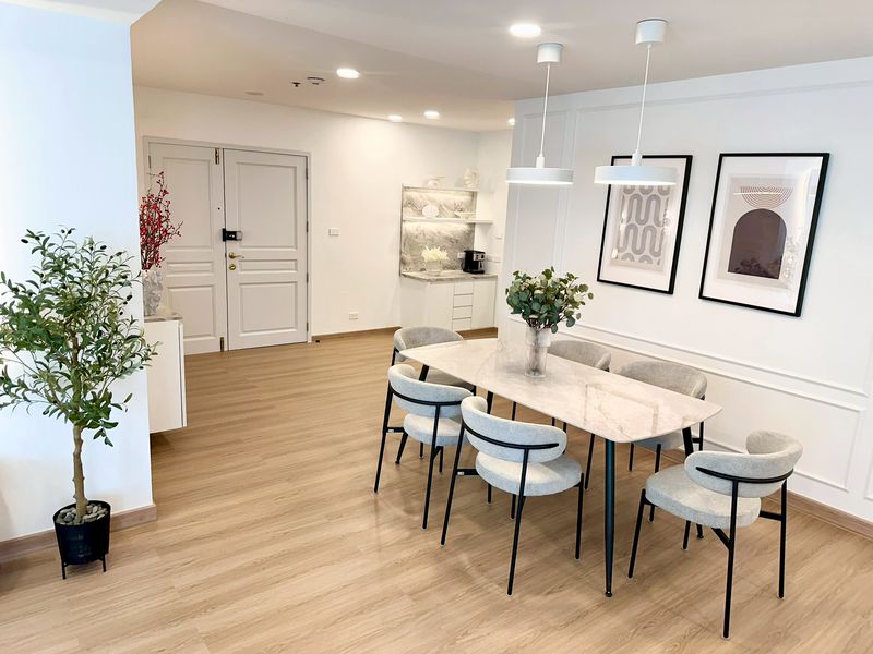 For RentCondoWitthayu, Chidlom, Langsuan, Ploenchit : 🔥For Rent Now🔥 Grand Langsuan, Brand New Condo, Ready to Move In. Home-like feel within a condo. 3 Bedrooms + 3 Balconies, Spacious area for high-end living.