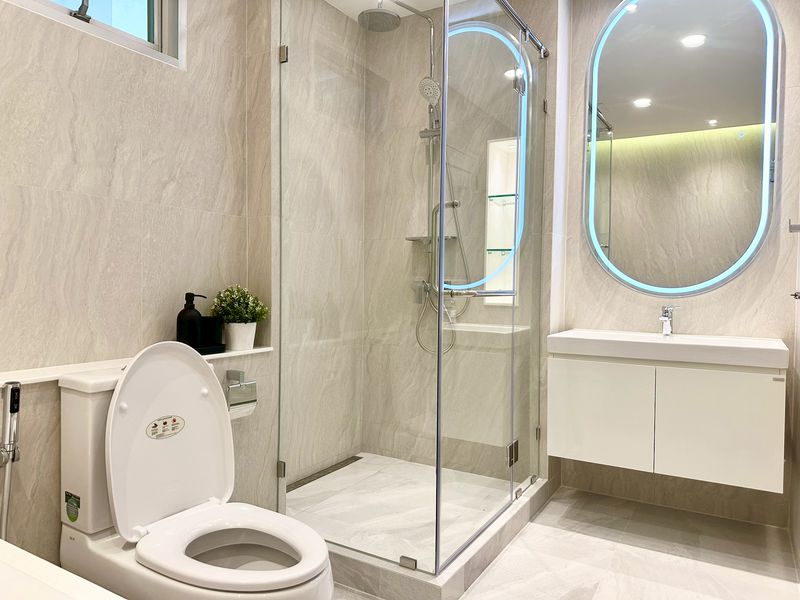 For RentCondoWitthayu, Chidlom, Langsuan, Ploenchit : 🔥For Rent Now🔥 Grand Langsuan, Brand New Condo, Ready to Move In. Home-like feel within a condo. 3 Bedrooms + 3 Balconies, Spacious area for high-end living.