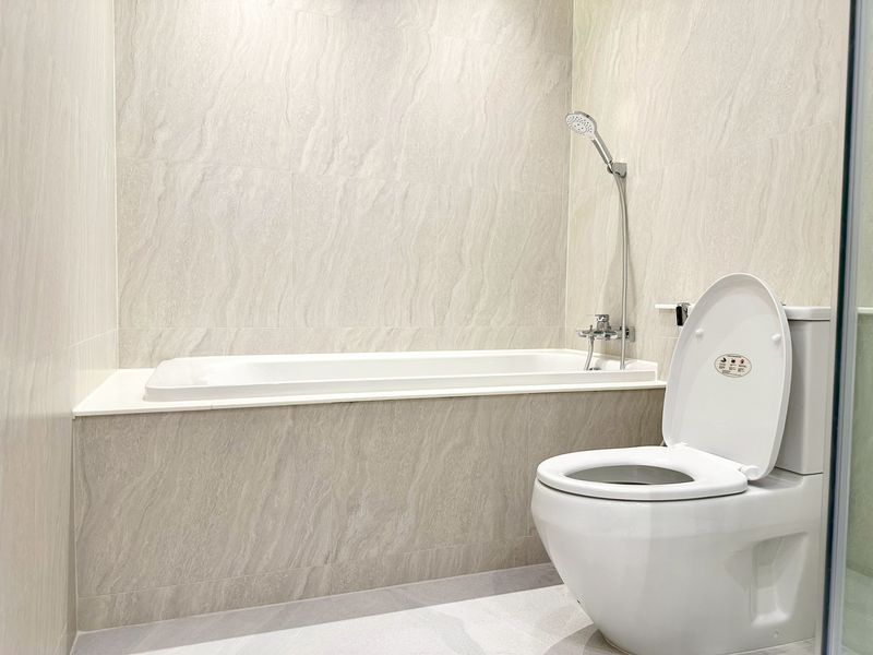 For RentCondoWitthayu, Chidlom, Langsuan, Ploenchit : 🔥For Rent Now🔥 Grand Langsuan, Brand New Condo, Ready to Move In. Home-like feel within a condo. 3 Bedrooms + 3 Balconies, Spacious area for high-end living.