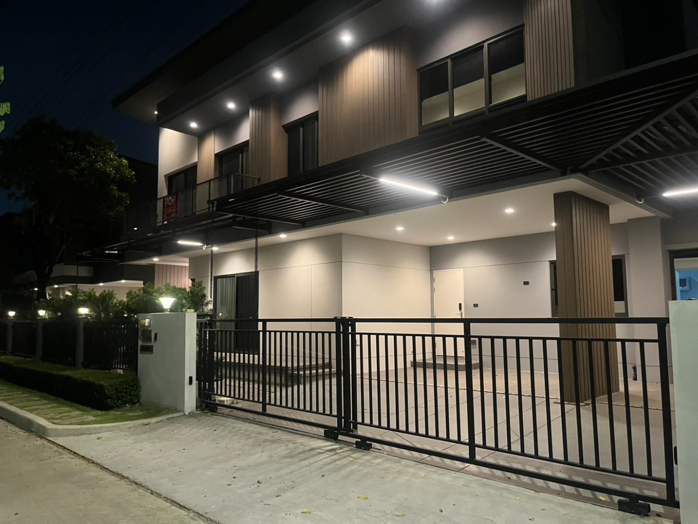 For SaleHouseLadkrabang, Suwannaphum Airport : 🏡 Luxury detached house for sale in Venue ID Motorway–Rama 9 project. Jubilant house model | Brand new house, never been lived in.