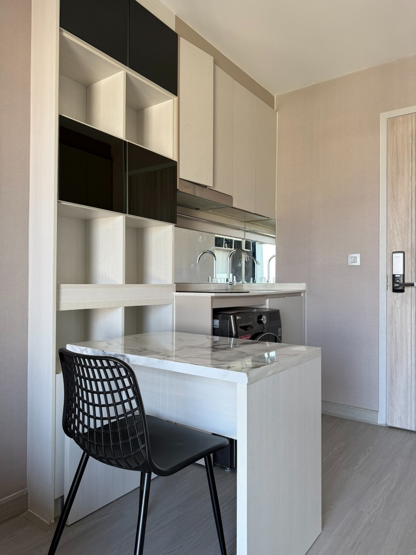 For RentCondoSathorn, Narathiwat : 🔥For Rent Now🔥 Knightsbridge Prime Sathorn Condo, in the heart of Sathorn. High floor view + rooftop amenities. Near BTS Chong Nonsi (500 m) + BRT in front of the condo.