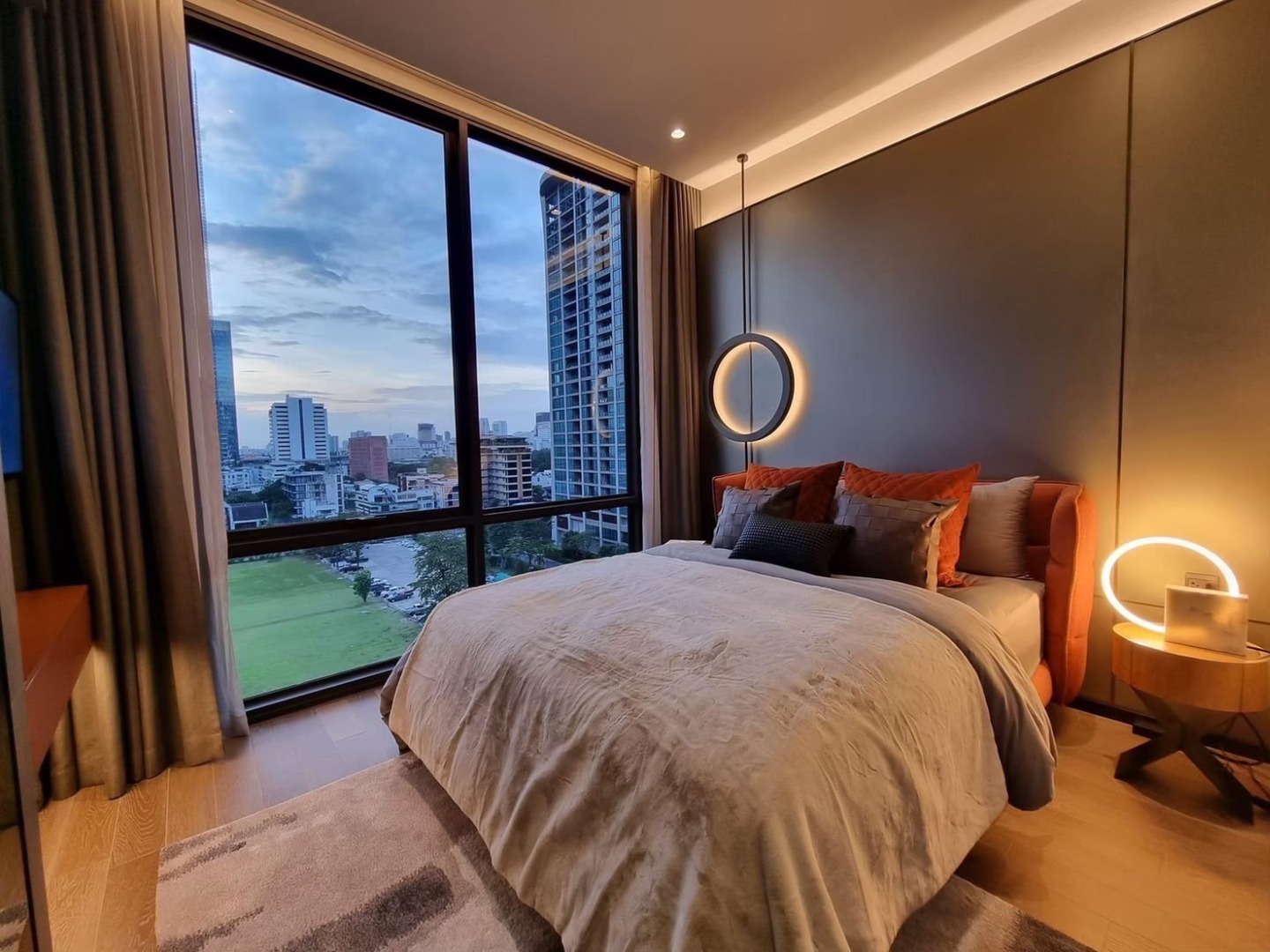 For RentCondoWitthayu, Chidlom, Langsuan, Ploenchit : 🔥Rent Now+🔥 MUNIQ LANGSUAN, near BTS Phloen Chit station. Fully furnished and ready to move in.