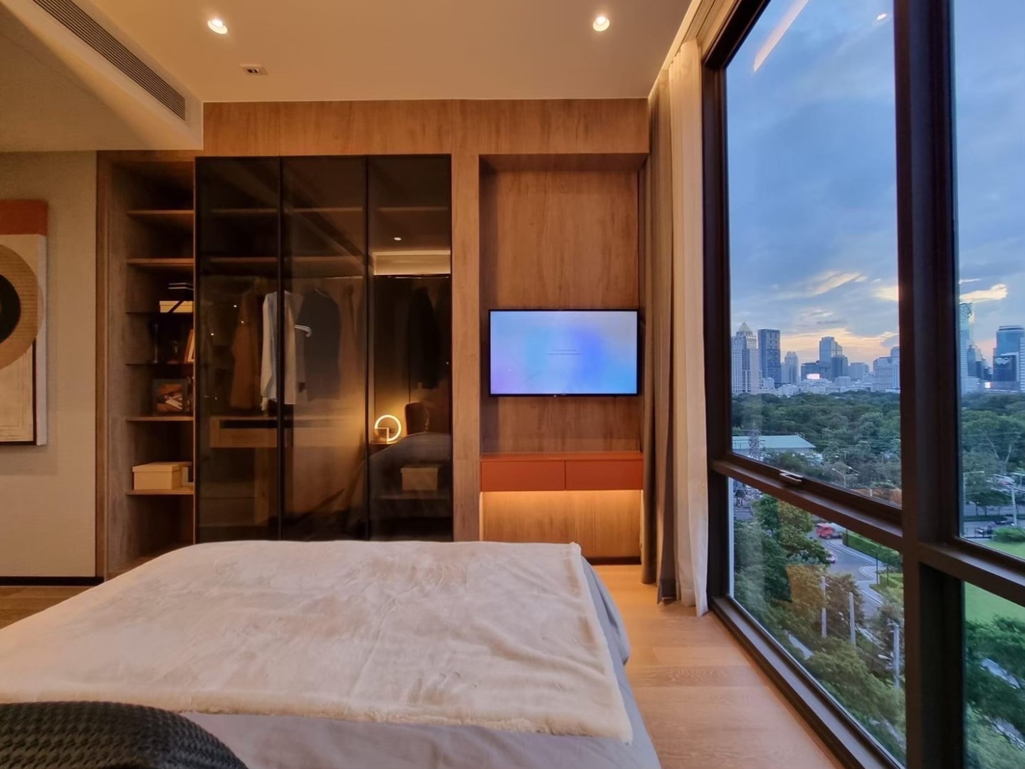 For RentCondoWitthayu, Chidlom, Langsuan, Ploenchit : 🔥Rent Now+🔥 MUNIQ LANGSUAN, near BTS Phloen Chit station. Fully furnished and ready to move in.