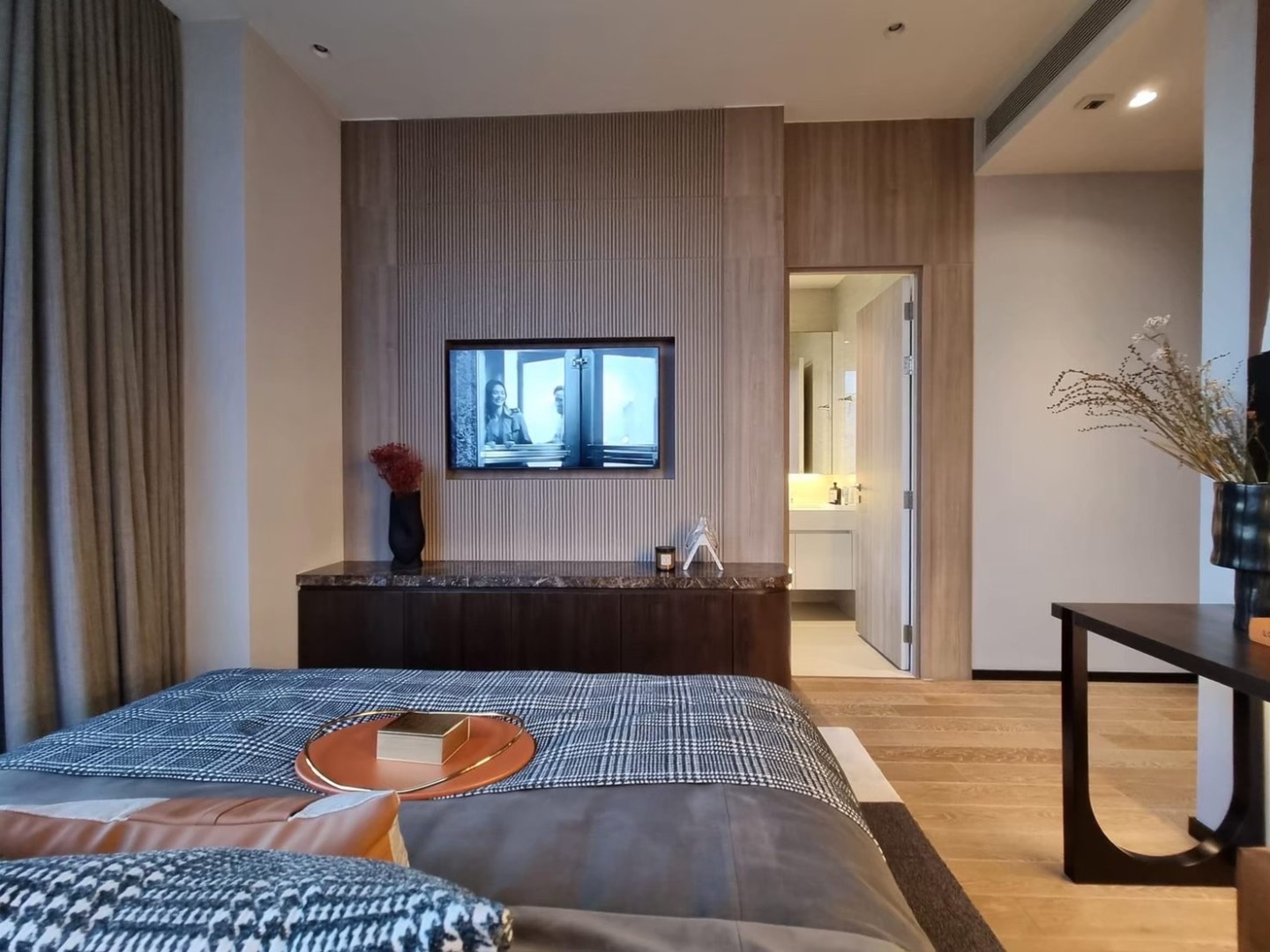 For RentCondoWitthayu, Chidlom, Langsuan, Ploenchit : 🔥Rent Now+🔥 MUNIQ LANGSUAN, near BTS Phloen Chit station. Fully furnished and ready to move in.