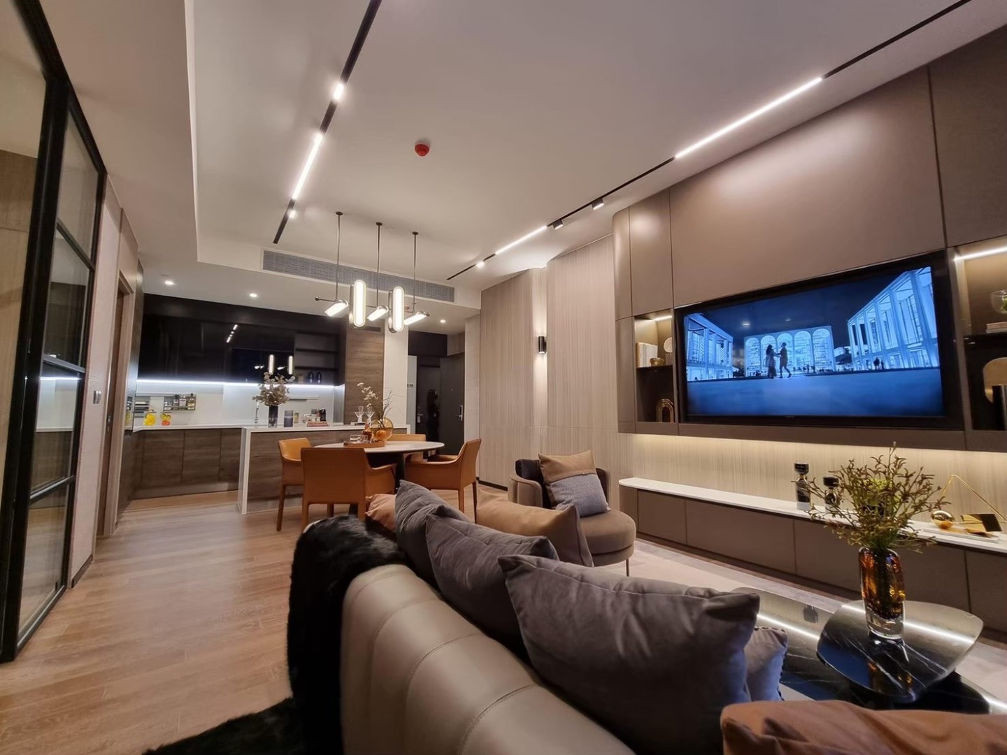 For RentCondoWitthayu, Chidlom, Langsuan, Ploenchit : 🔥Rent Now+🔥 MUNIQ LANGSUAN, near BTS Phloen Chit station. Fully furnished and ready to move in.