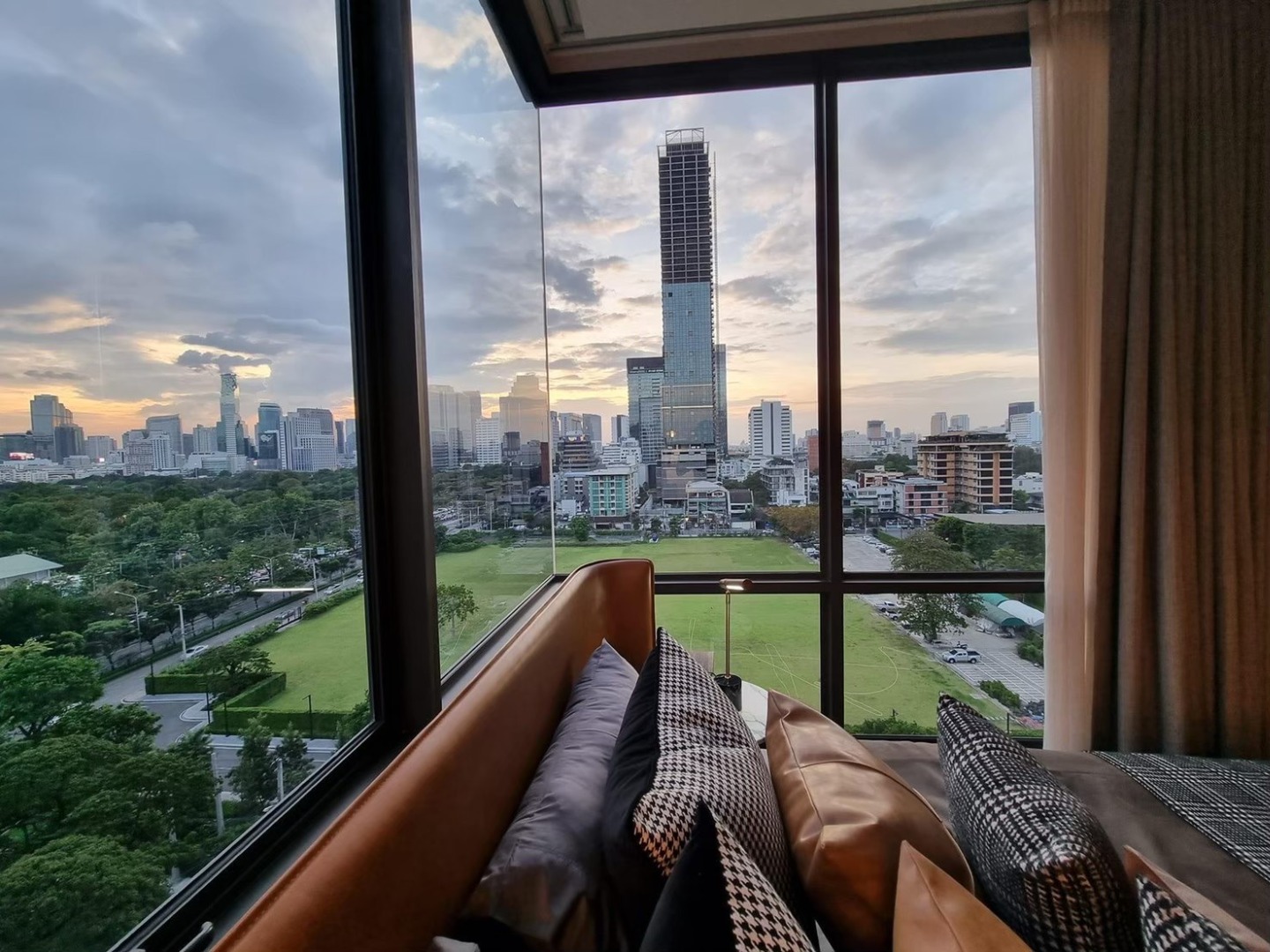 For RentCondoWitthayu, Chidlom, Langsuan, Ploenchit : 🔥Rent Now+🔥 MUNIQ LANGSUAN, near BTS Phloen Chit station. Fully furnished and ready to move in.