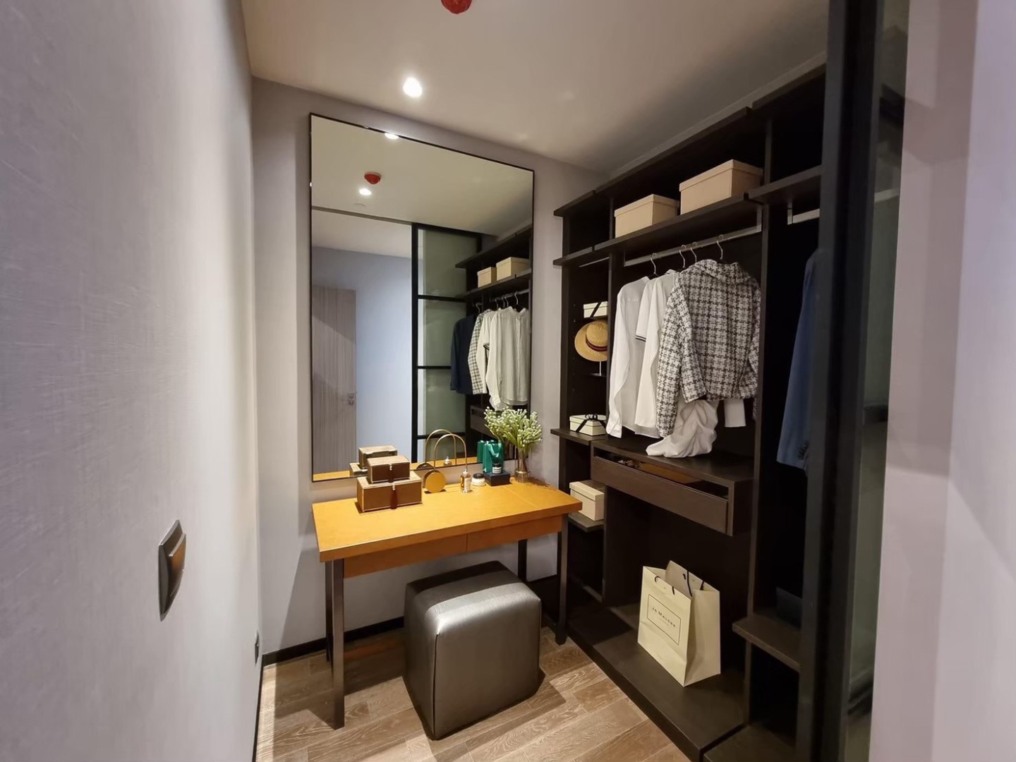 For RentCondoWitthayu, Chidlom, Langsuan, Ploenchit : 🔥Rent Now+🔥 MUNIQ LANGSUAN, near BTS Phloen Chit station. Fully furnished and ready to move in.