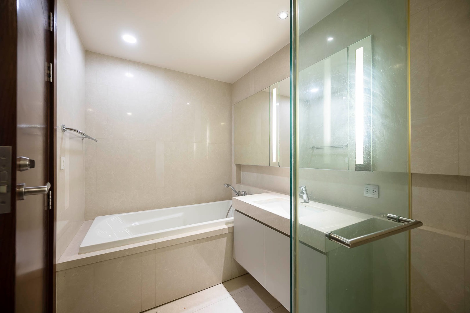 ขายคอนโดสุขุมวิท อโศก ทองหล่อ : 🔥ขายด่วน+🔥ควอทโทร บาย แสนสิริ ใกล้สถานีรถไฟฟ้า BTS ทองหล่อ เฟอร์นิเจอร์ครบ พร้อมเข้าอยู่ 