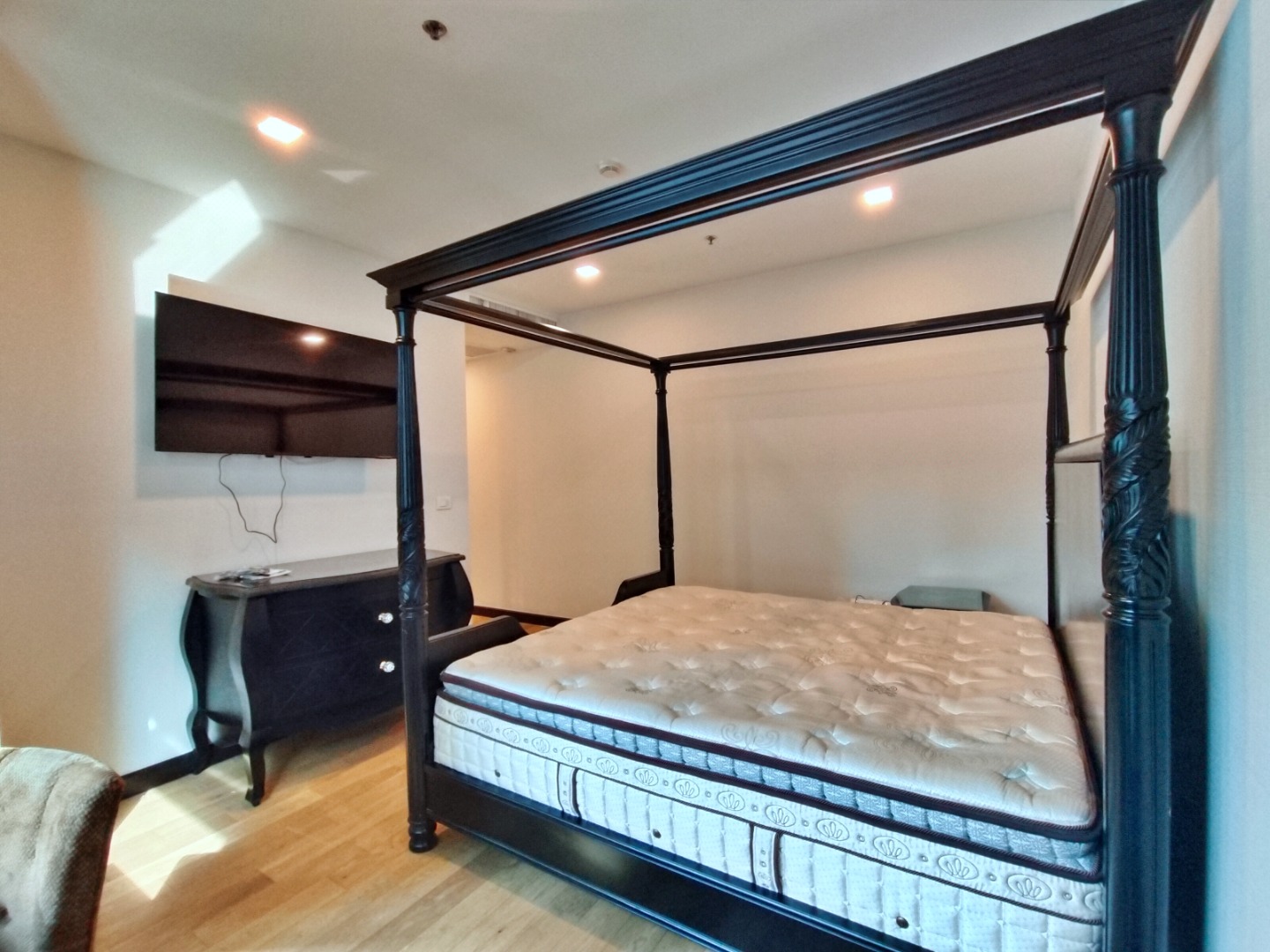 For SaleCondoWitthayu, Chidlom, Langsuan, Ploenchit : 🔥Urgent Sale+🔥 Athenee Residence Ruamrudee, near BTS Ploenchit station. Fully furnished and ready to move in.