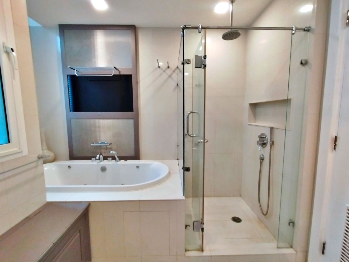 For SaleCondoWitthayu, Chidlom, Langsuan, Ploenchit : 🔥Urgent Sale+🔥 Athenee Residence Ruamrudee, near BTS Ploenchit station. Fully furnished and ready to move in.