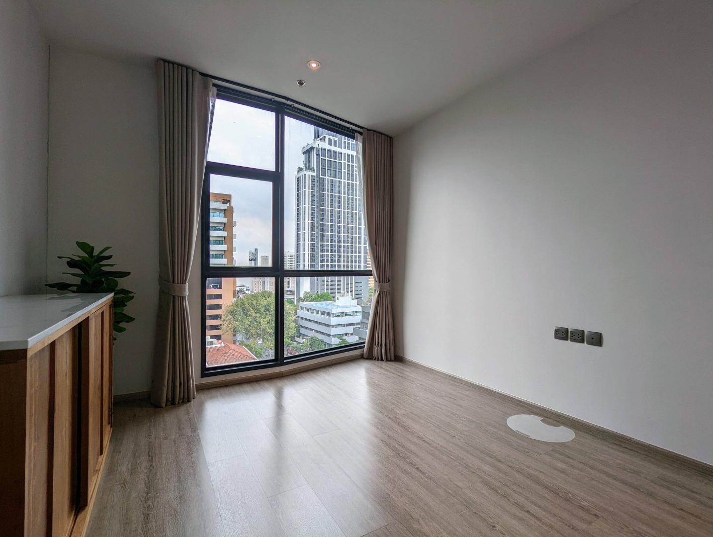 For RentCondoSukhumvit, Asoke, Thonglor : 🔥For Rent Now🔥 RHYTHM Ekkamai | 2 Bedrooms, Corner Unit, Large Space, 350 m from BTS Ekkamai.