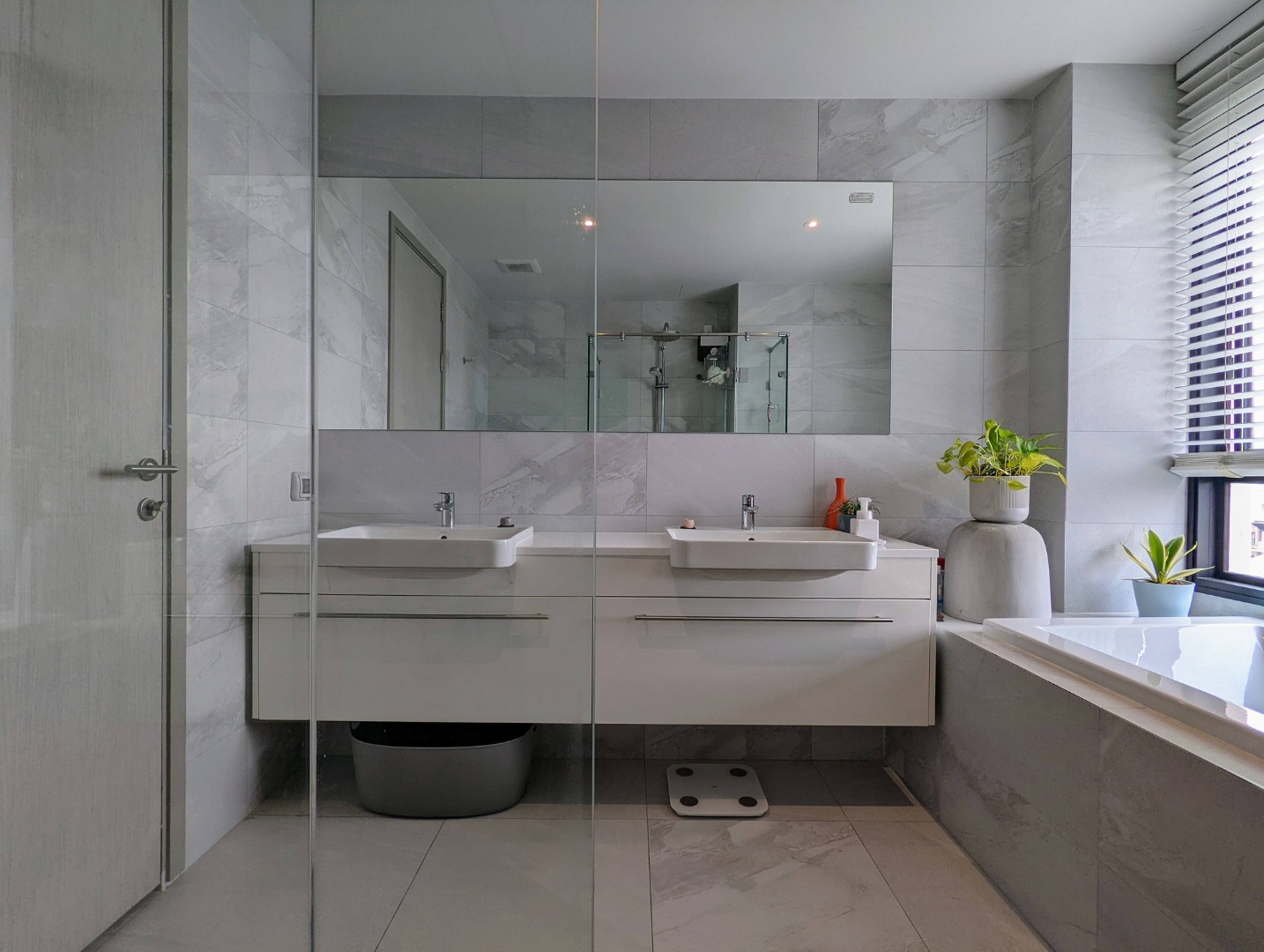 For RentCondoSukhumvit, Asoke, Thonglor : 🔥For Rent Now🔥 RHYTHM Ekkamai | 2 Bedrooms, Corner Unit, Large Space, 350 m from BTS Ekkamai.