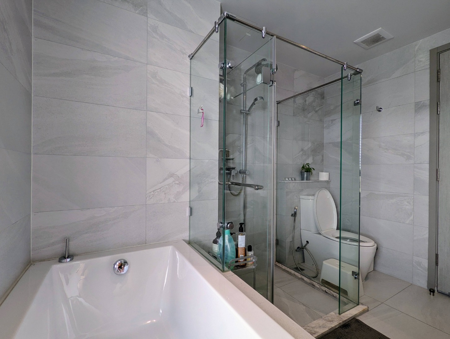 For RentCondoSukhumvit, Asoke, Thonglor : 🔥For Rent Now🔥 RHYTHM Ekkamai | 2 Bedrooms, Corner Unit, Large Space, 350 m from BTS Ekkamai.