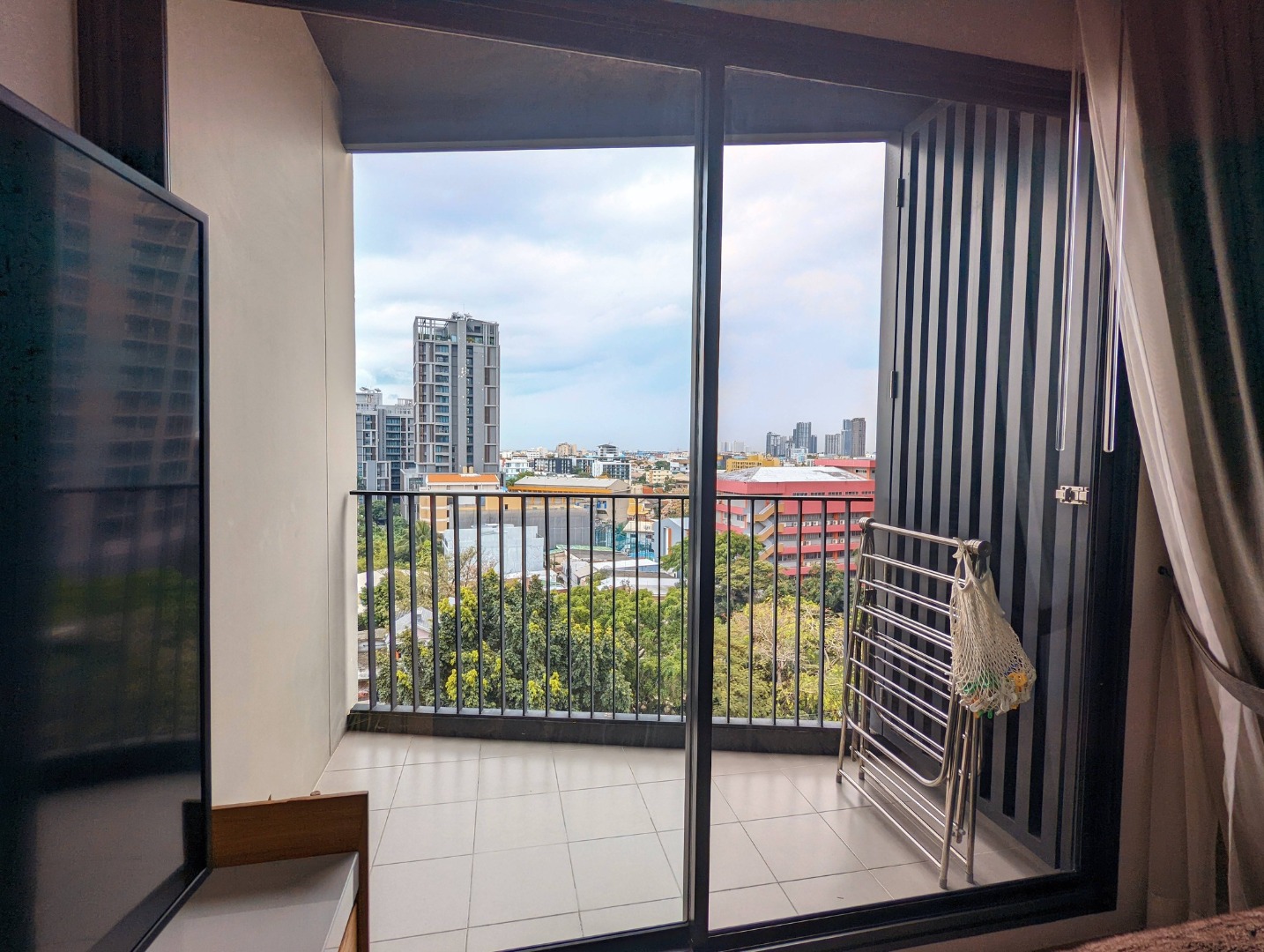 For RentCondoSukhumvit, Asoke, Thonglor : 🔥For Rent Now🔥 RHYTHM Ekkamai | 2 Bedrooms, Corner Unit, Large Space, 350 m from BTS Ekkamai.