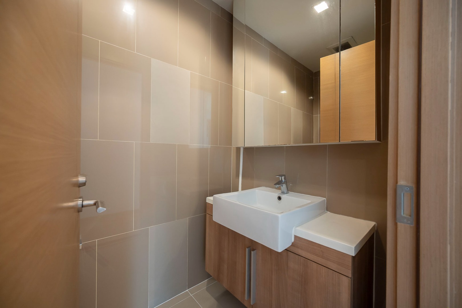 For SaleCondoSilom, Saladaeng, Bangrak : 🔥Urgent Sale+🔥 Saladaeng One, near MRT Lumpini and BTS Saladaeng stations. Fully furnished and ready to move in.