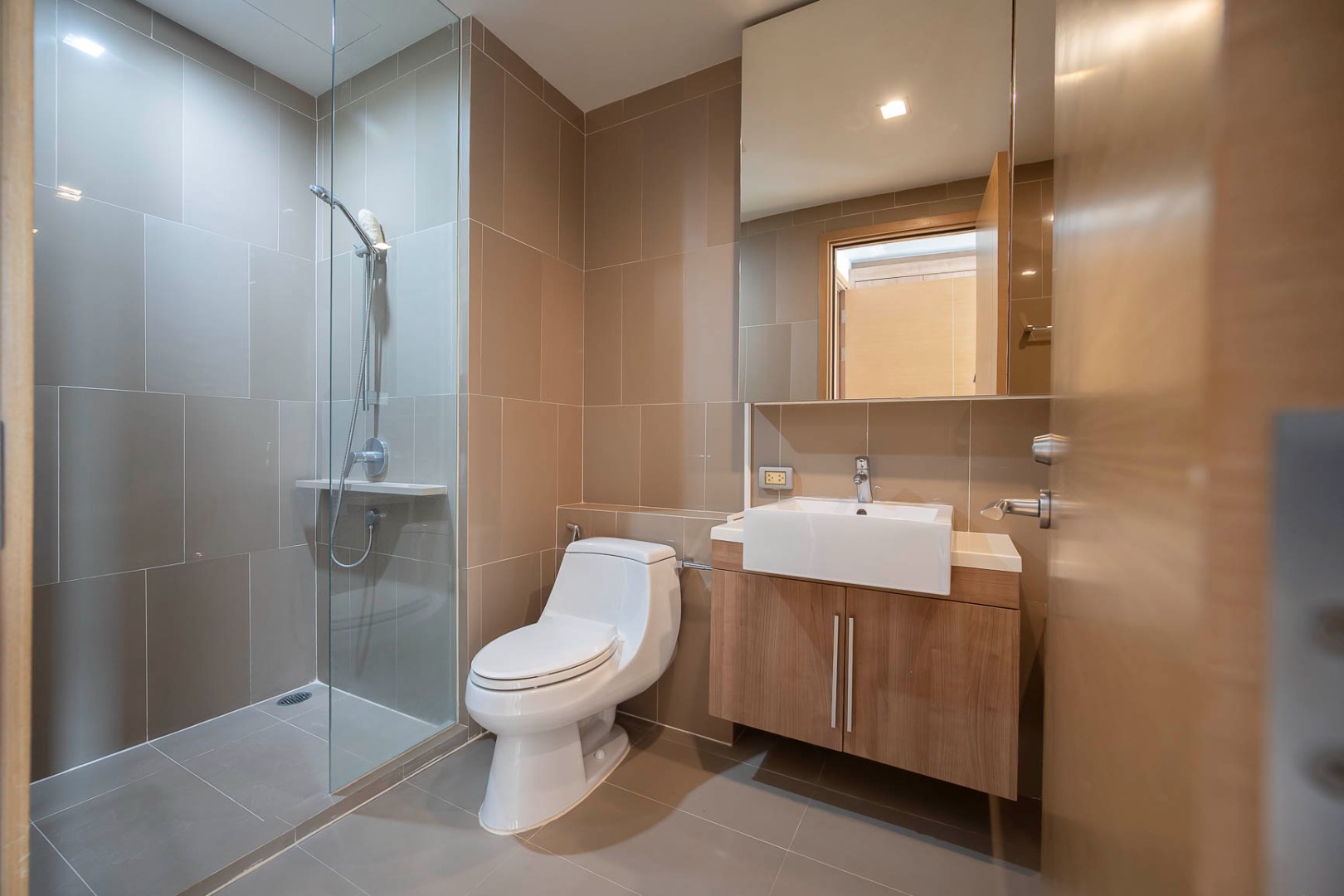 For SaleCondoSilom, Saladaeng, Bangrak : 🔥Urgent Sale+🔥 Saladaeng One, near MRT Lumpini and BTS Saladaeng stations. Fully furnished and ready to move in.