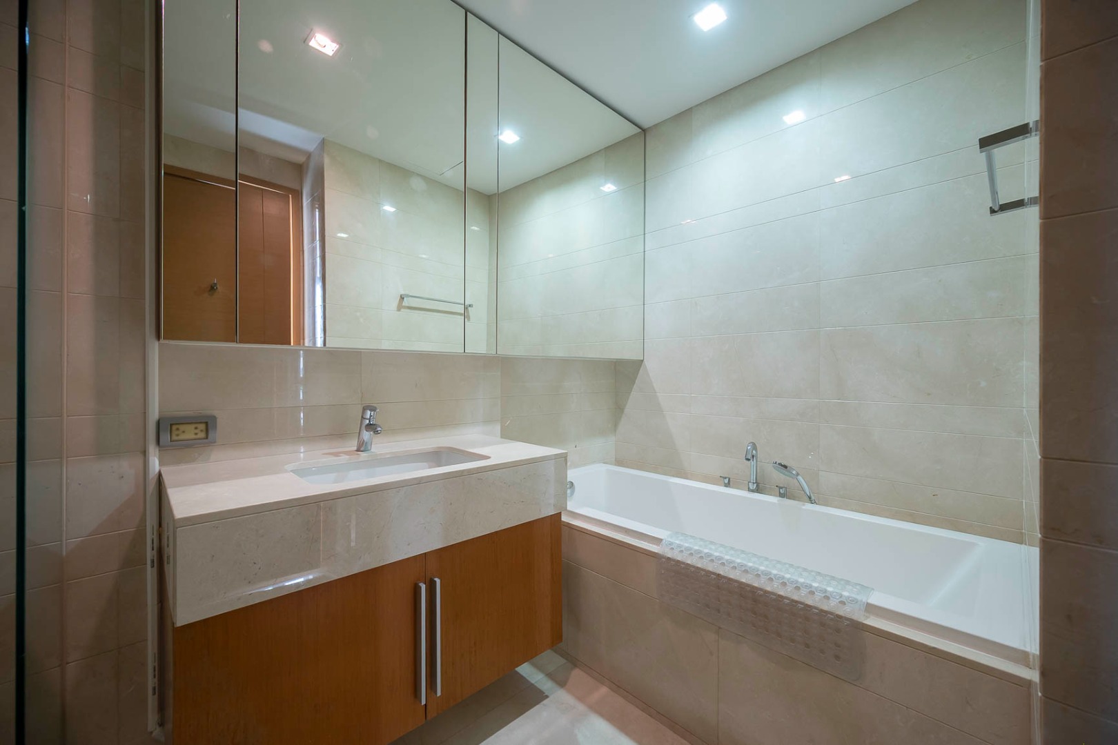 For SaleCondoSilom, Saladaeng, Bangrak : 🔥Urgent Sale+🔥 Saladaeng One, near MRT Lumpini and BTS Saladaeng stations. Fully furnished and ready to move in.