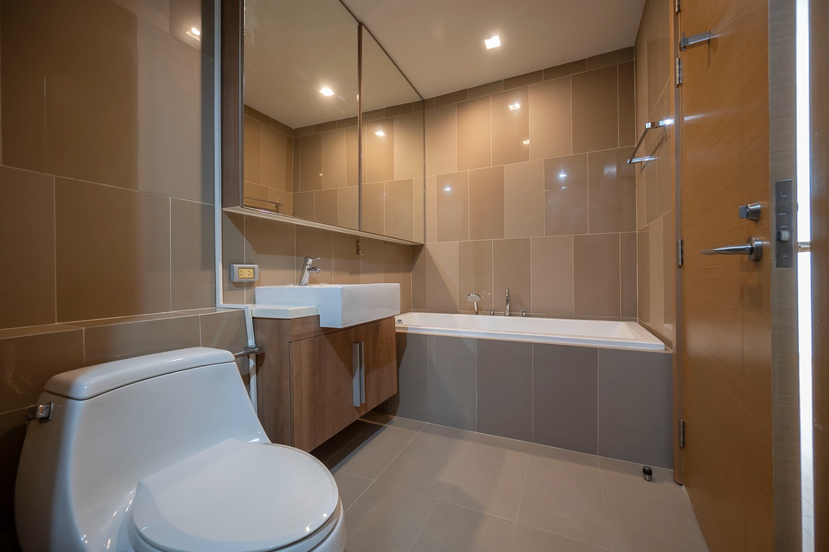 For SaleCondoSilom, Saladaeng, Bangrak : 🔥Urgent Sale+🔥 Saladaeng One, near MRT Lumpini and BTS Saladaeng stations. Fully furnished and ready to move in.