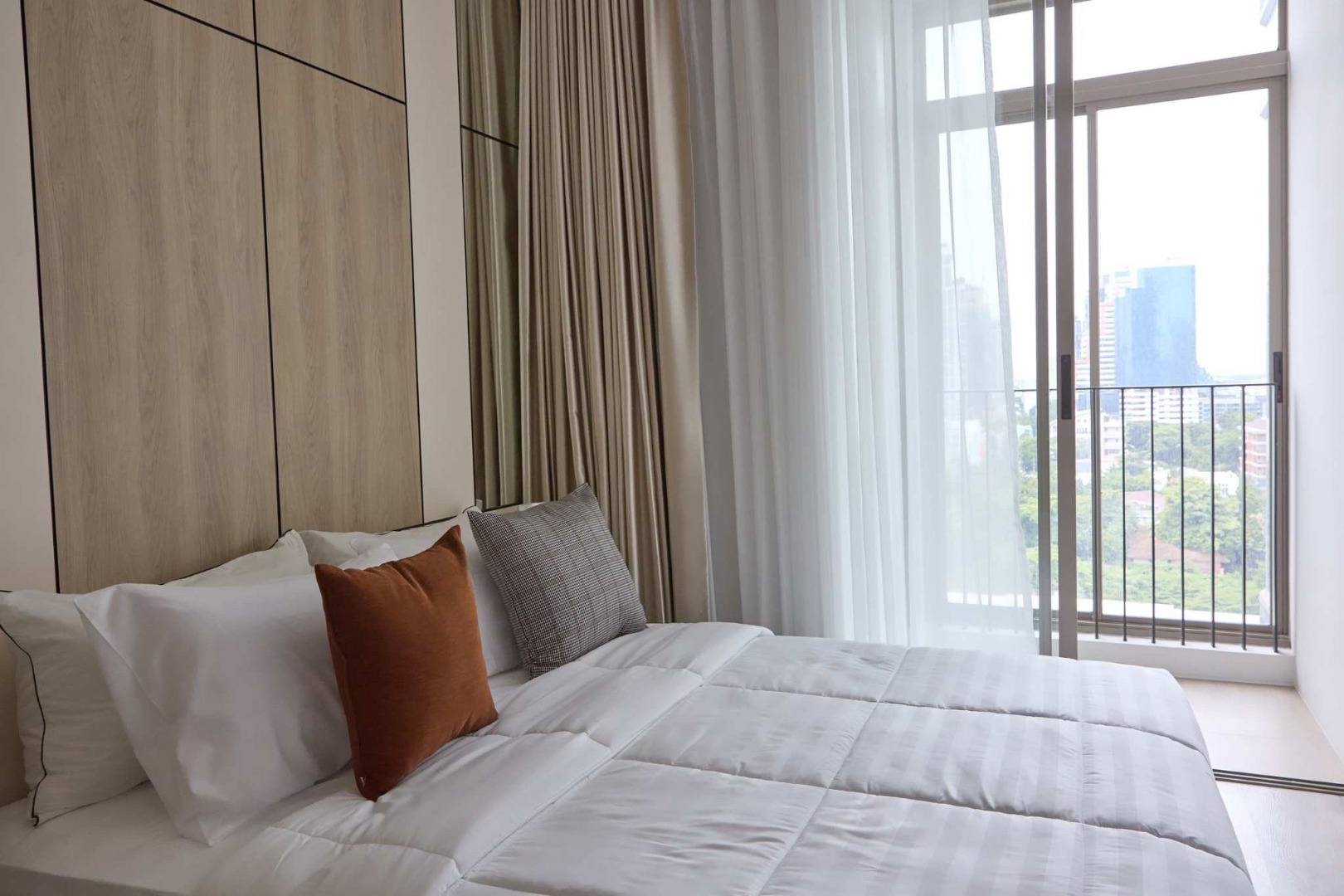 For RentCondoSukhumvit, Asoke, Thonglor : 🔥 Rhythm Ekkamai Estate: Beautiful room, unobstructed south-facing view, fully furnished, near Donki & Thonglor, ready to move in.