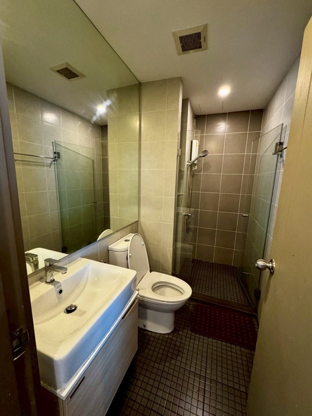 For RentCondoBangna, Bearing, Lasalle : 🏢 For rent Ideo O2 – Building A, swimming pool view.
💰 Rent 26,000 baht/month (negotiable)