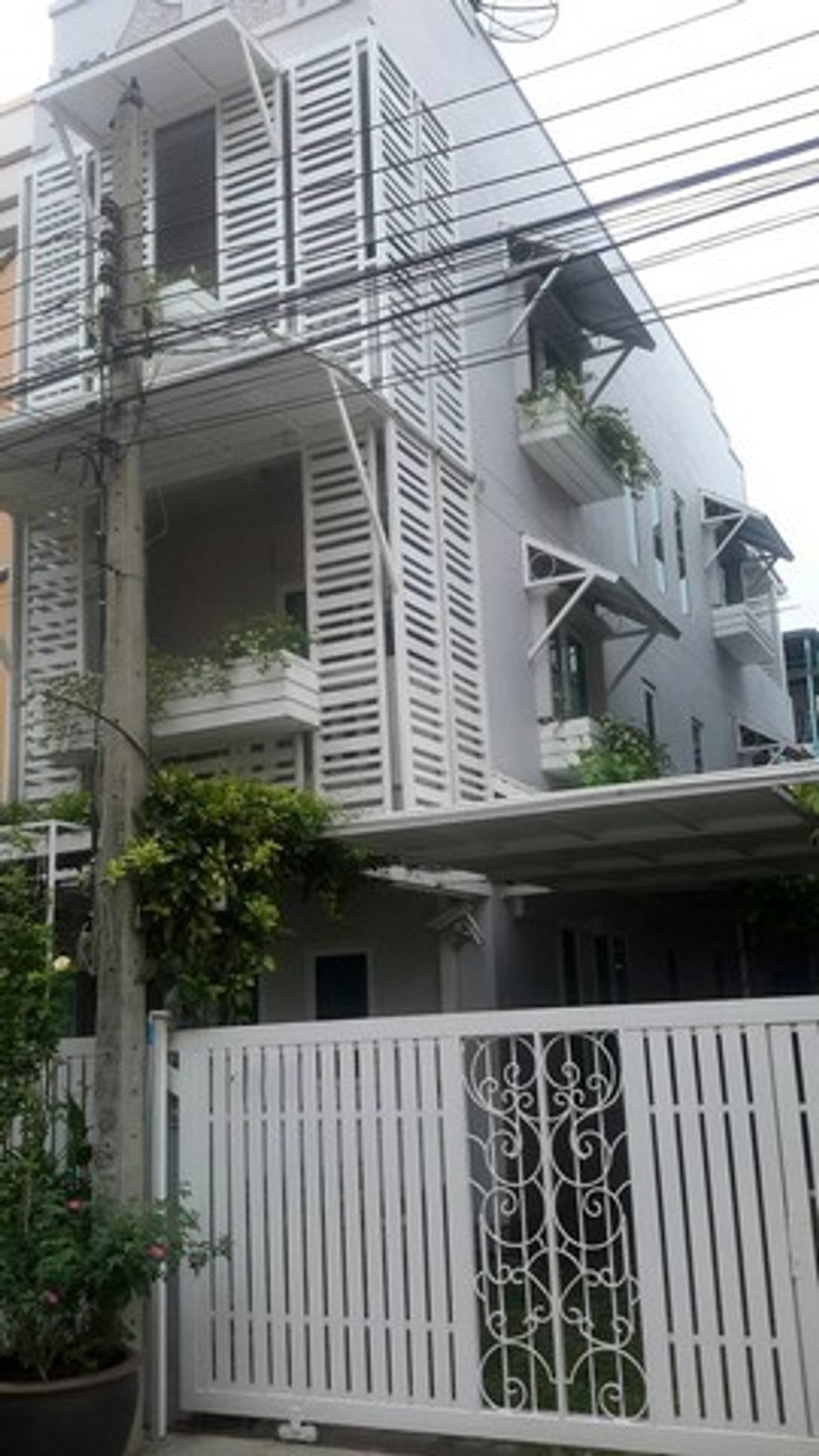 ให้เช่าทาวน์โฮมบางนา แบริ่ง ลาซาล : HR3346[FOR RENT] ทาวน์เฮ้าส์ 3 ชั้น พื้นที่กว้าง 40 ตร.ว. หมู่บ้านไพโรจน์ 3 สเปซใหญ่ จอดรถได้ ใกล้ Central & Big C บางนา