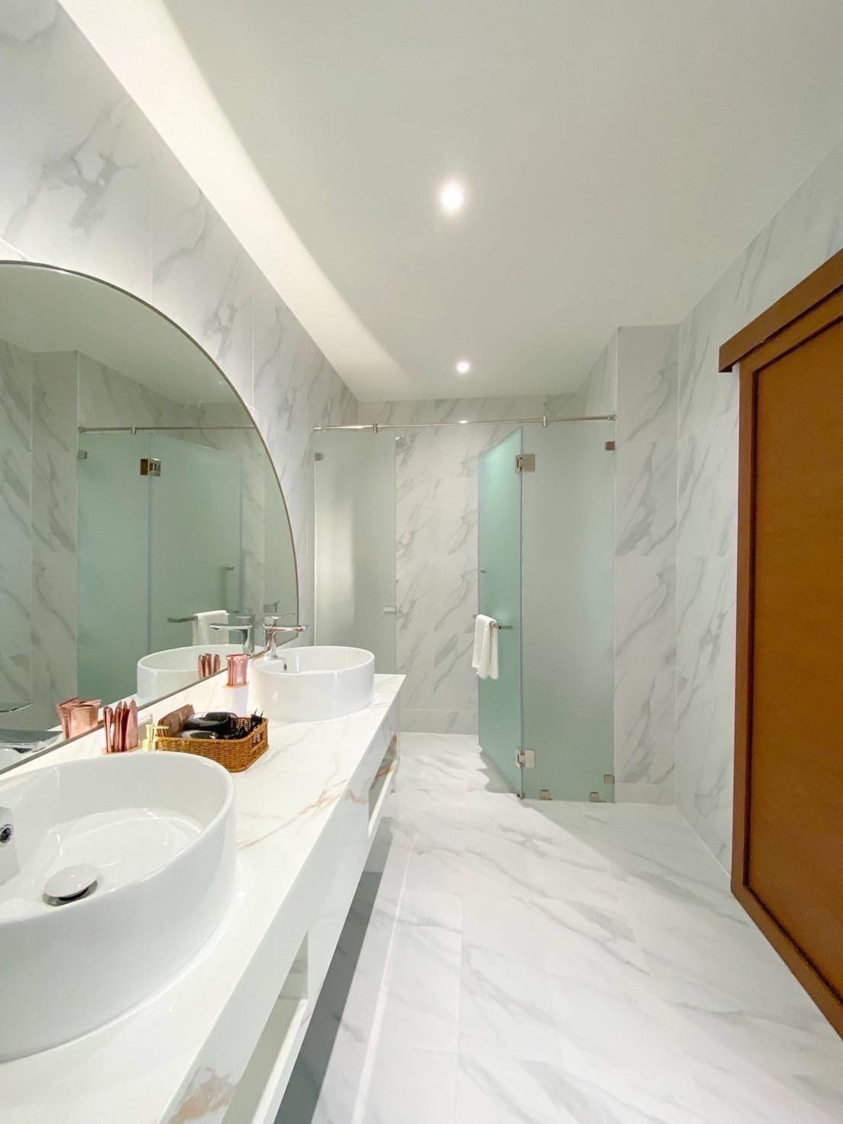 For RentPattaya, Bangsaen, Chonburi : For rent: Luxurious pool villa house, newly built, Huai Yai, Pattaya, suitable for living or doing business.