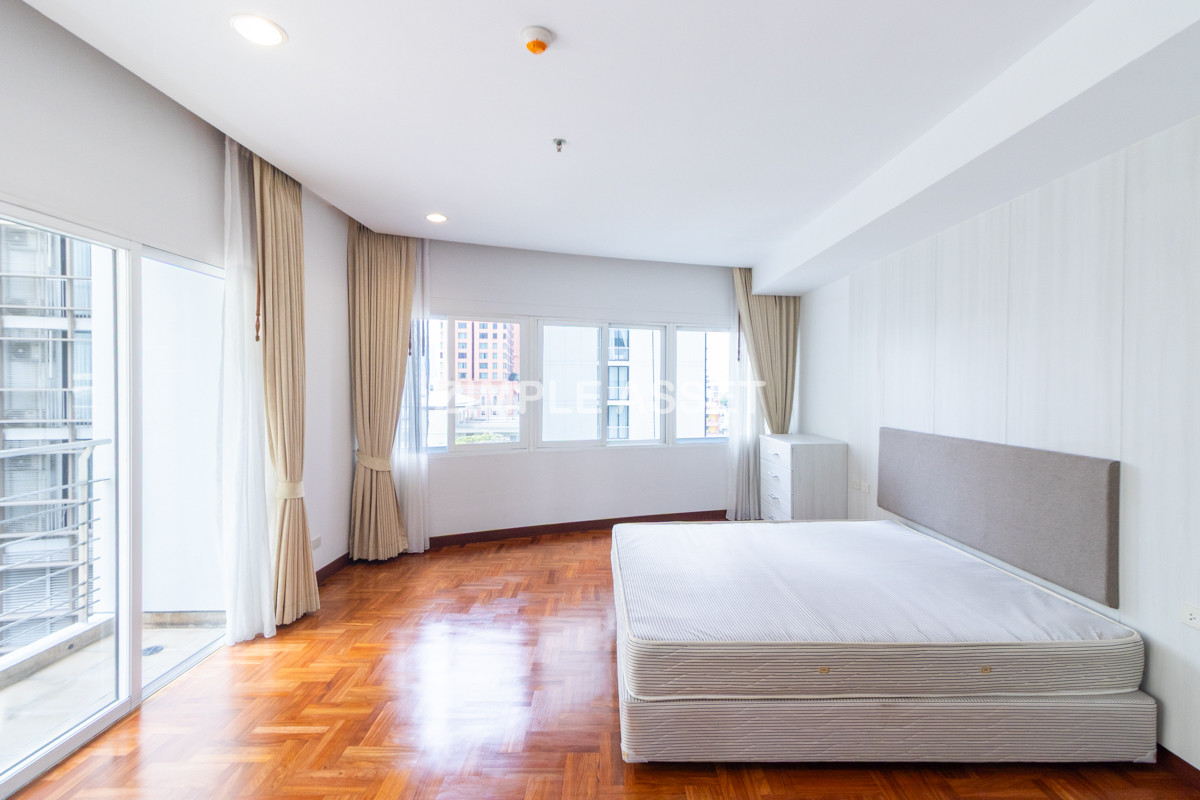 For RentSukhumvit, Asoke, Thonglor : Line ID: @zimple_asset  A luxurious residential in Sukhumvit 24. Fully furnished with complete facilities, offering a comfortable “home-like” atmosphere in a prime location with convenient access to BTS and shopping center. Pet friendly🐶