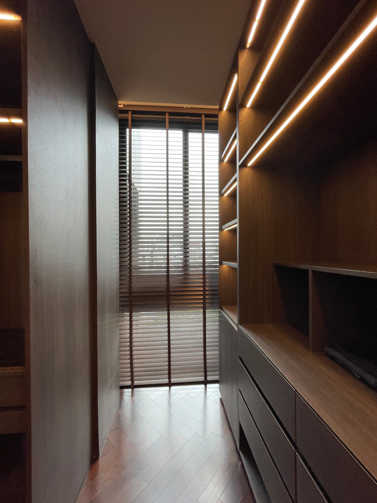 ขายบ้านเลียบทางด่วนรามอินทรา : "หนึ่งเดียวบนเลียบด่วน! Cira Residences บ้านเดี่ยว Ultra-Luxury 3.5 ชั้น พื้นที่ 845 ตร.ม. พร้อมสระว่ายน้ำส่วนตัว | ใกล้ทองหล่อ-พระราม 9 เพียงไม่กี่นาที (สังคมส่วนตัวเพียง 9 ยูนิต)"