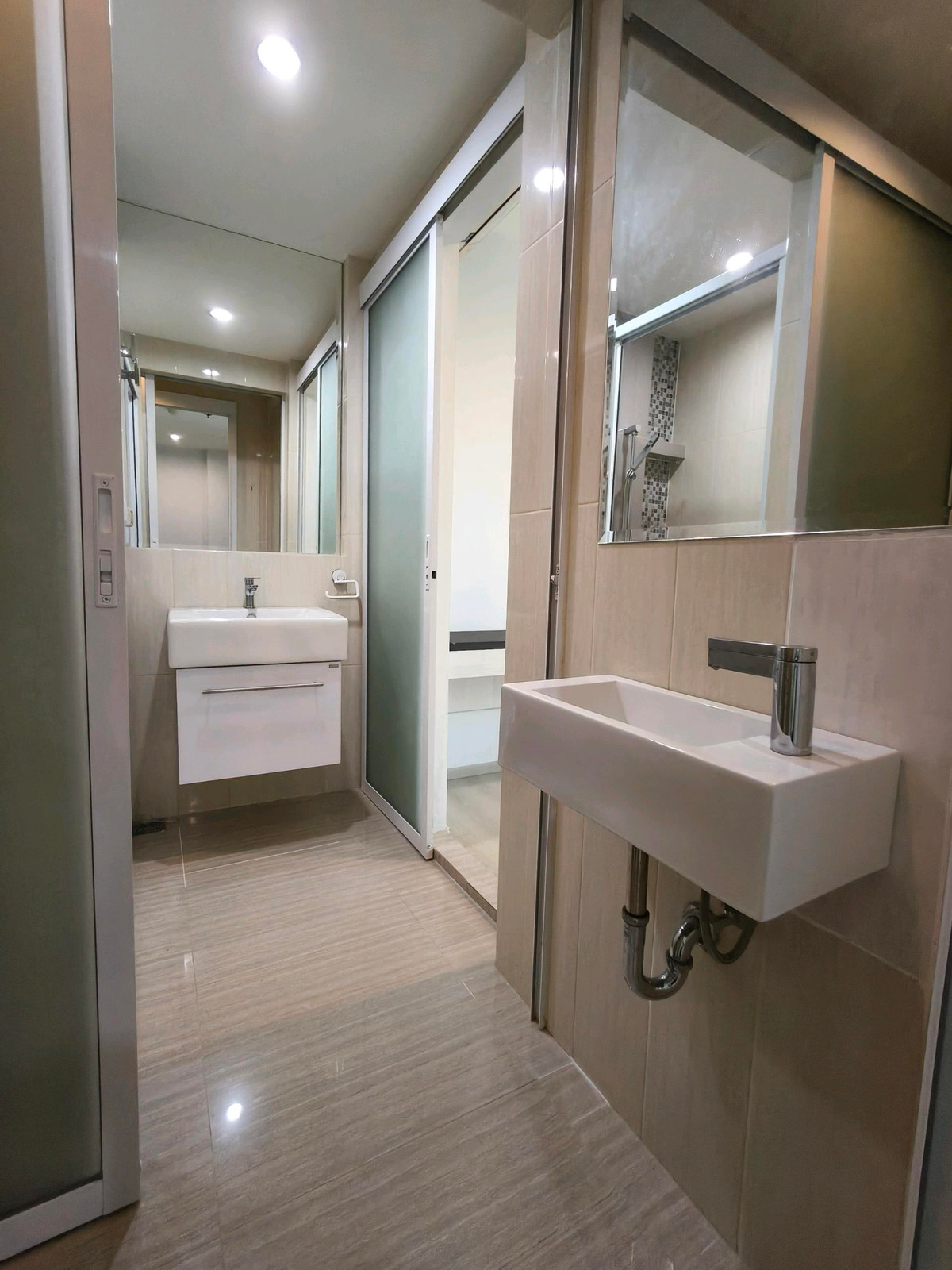 For RentCondoRatchadapisek, Huaikwang, Suttisan : FOR RENT: Spacious 2-Bedroom Unit with Enclosed Kitchen