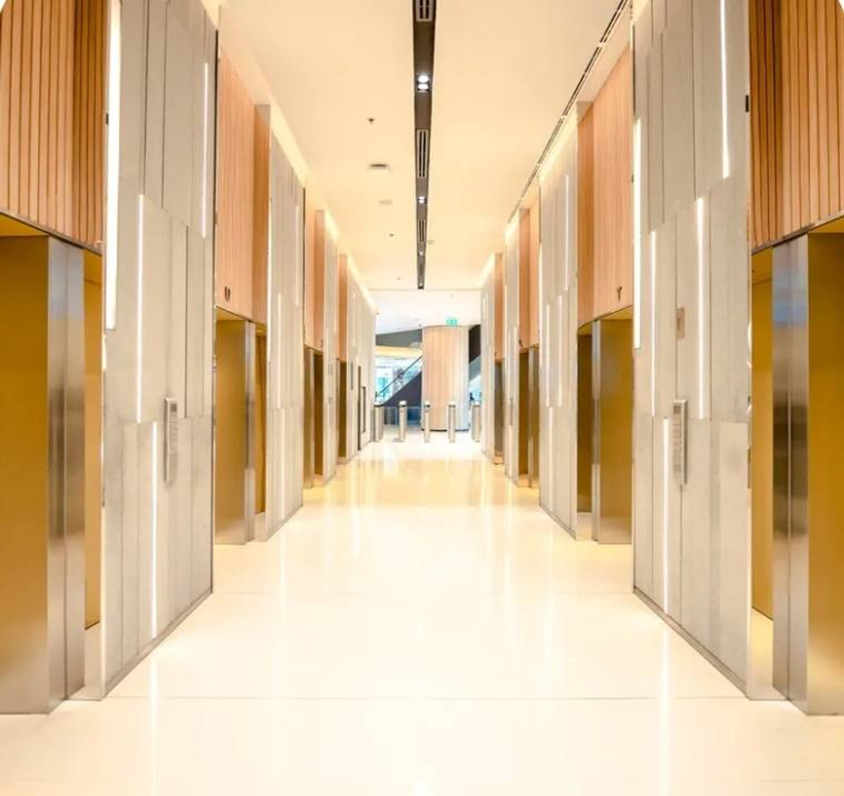 For RentOfficeRatchadapisek, Huaikwang, Suttisan : CW Tower, office building for rent. Next to Ratchadaphisek Road, near The Street Ratchada, decorated area 50 sq m., rent 41,000 baht*/month.