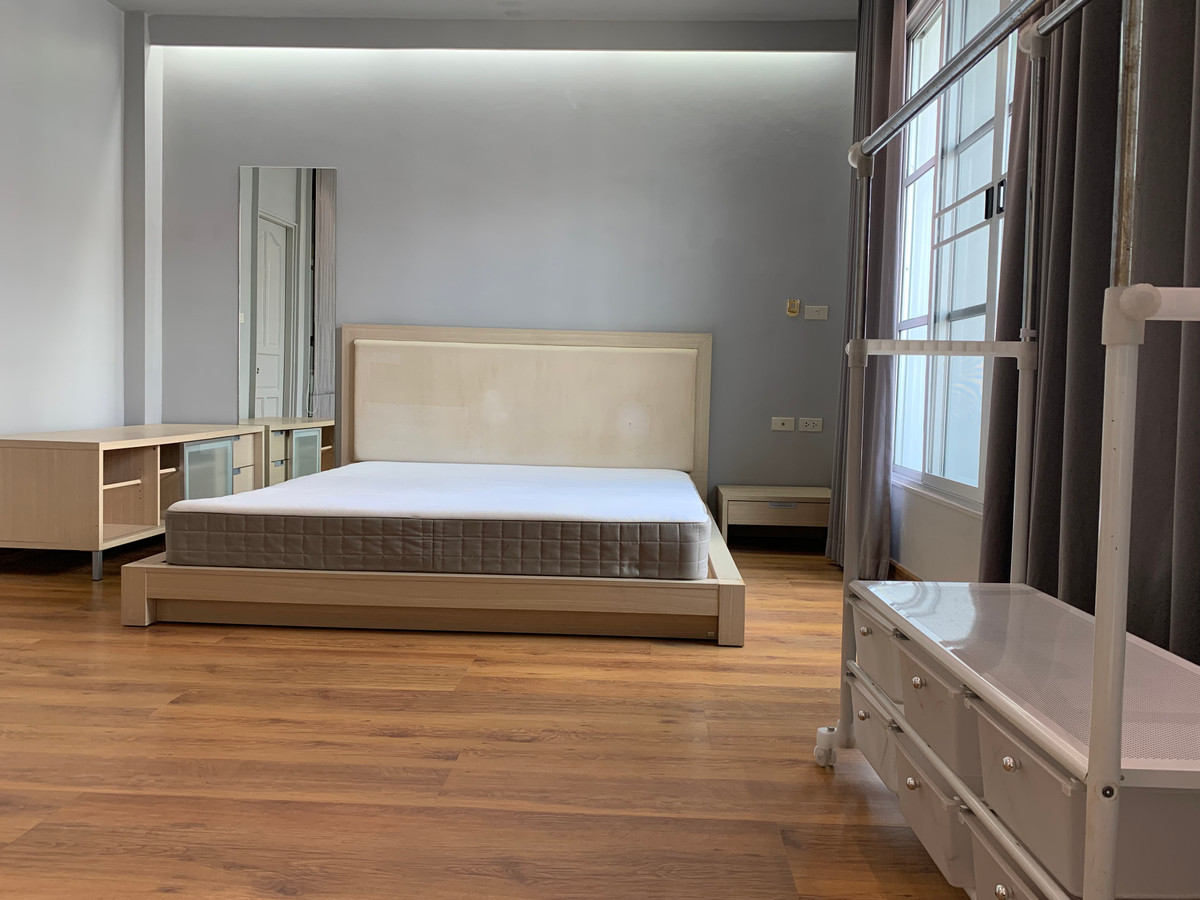 ให้เช่าทาวน์โฮมเลียบทางด่วนรามอินทรา : บ้านเลขที่ 88 ทาวน์โฮม เดินไป Central East Ville , คริสตัลปาร์ค ได้