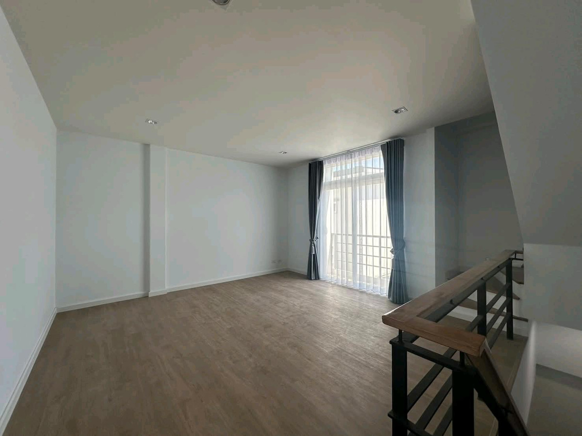 For RentHouseAyutthaya : Rent a new house/accept foreigners
(Can do a home office)