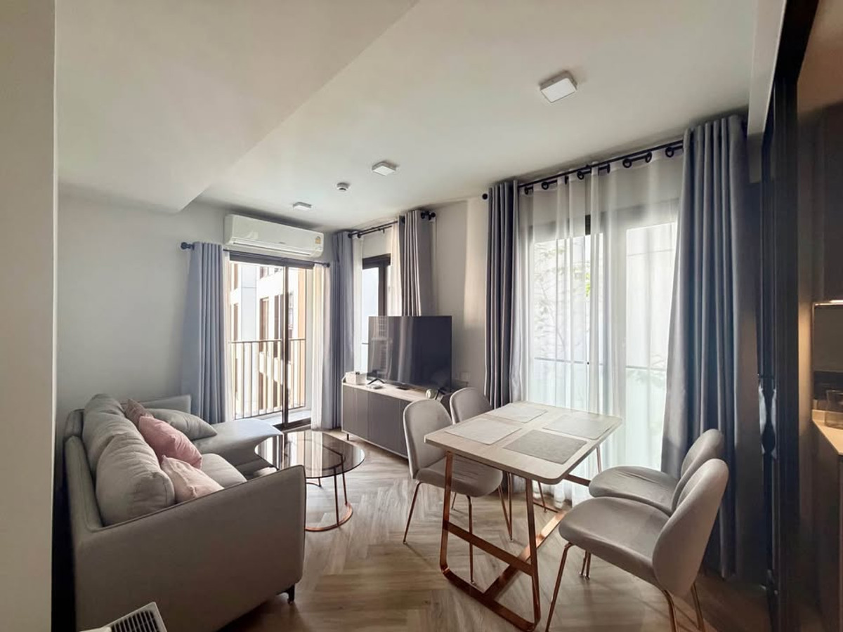 For RentCondoSukhumvit, Asoke, Thonglor : Condo for rent, Chapter Thonglor 25, 2 bedrooms, corner room, 4th floor, swimming pool view, has a shuttle van to pick up and drop off BTS Thonglor.