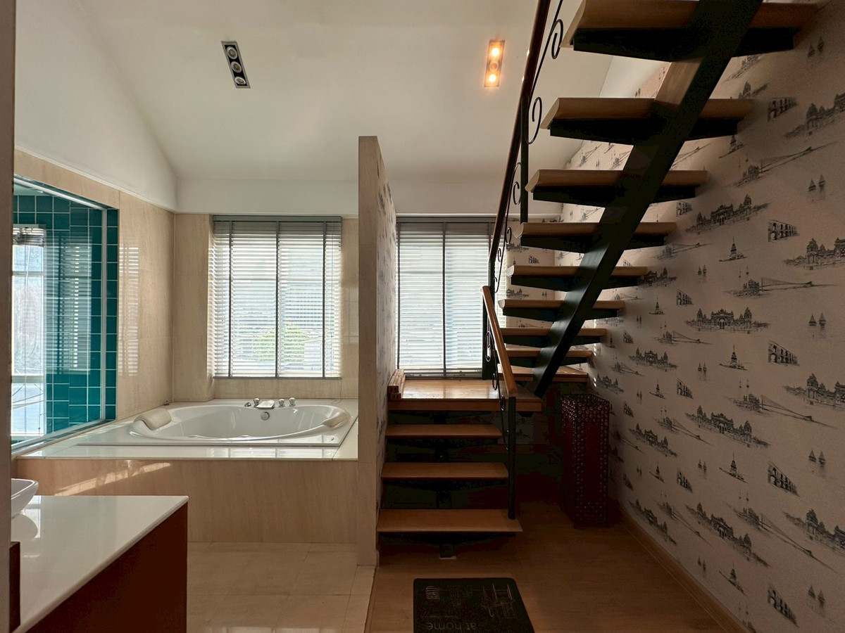 For SaleTownhomeSukhumvit, Asoke, Thonglor : Luxury townhouse in Thonglor area One of Bangkoks prime residential locations, suitable for families, executives, or foreigners who want to live in the heart of Sukhumvit. Large living space, complete functions, near BTS Thonglor. Community Mall restauran