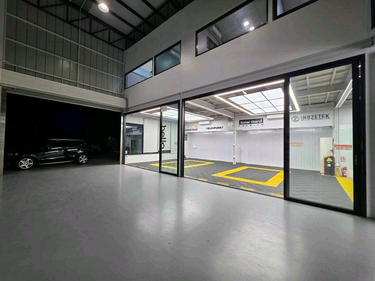 For RentShowroomRama9, Petchburi, RCA : Showroom for rent with service center, 500 sq m, Rama 9