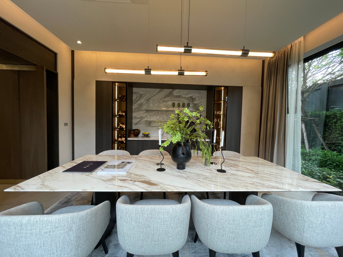 ขายบ้านเลียบทางด่วนรามอินทรา : "หนึ่งเดียวบนเลียบด่วน! Cira Residences บ้านเดี่ยว Ultra-Luxury 3.5 ชั้น พื้นที่ 845 ตร.ม. พร้อมสระว่ายน้ำส่วนตัว | ใกล้ทองหล่อ-พระราม 9 เพียงไม่กี่นาที (สังคมส่วนตัวเพียง 9 ยูนิต)"