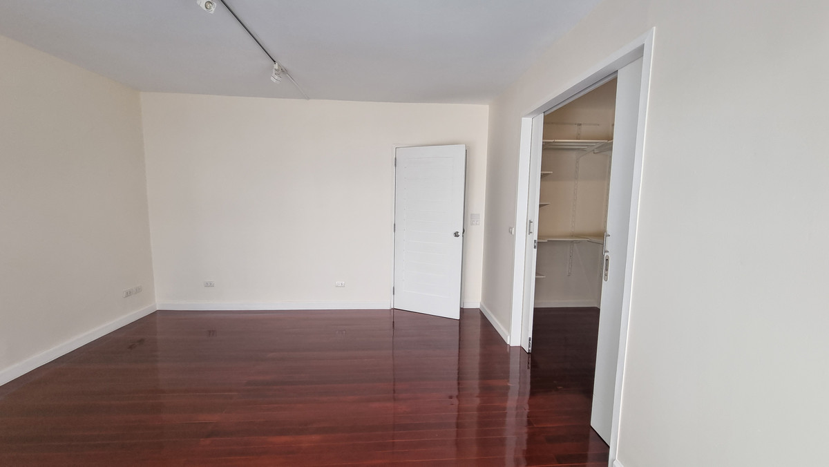 For SaleTownhomeSukhumvit, Asoke, Thonglor : Townhouse for sale, renovated, Thonglor, 4 bedrooms, 3 bathrooms, land size 30 sq m.