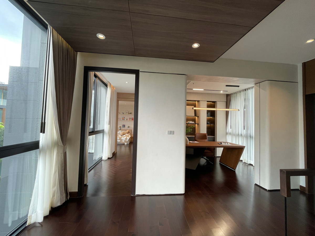 ขายบ้านเลียบทางด่วนรามอินทรา : "หนึ่งเดียวบนเลียบด่วน! Cira Residences บ้านเดี่ยว Ultra-Luxury 3.5 ชั้น พื้นที่ 845 ตร.ม. พร้อมสระว่ายน้ำส่วนตัว | ใกล้ทองหล่อ-พระราม 9 เพียงไม่กี่นาที (สังคมส่วนตัวเพียง 9 ยูนิต)"