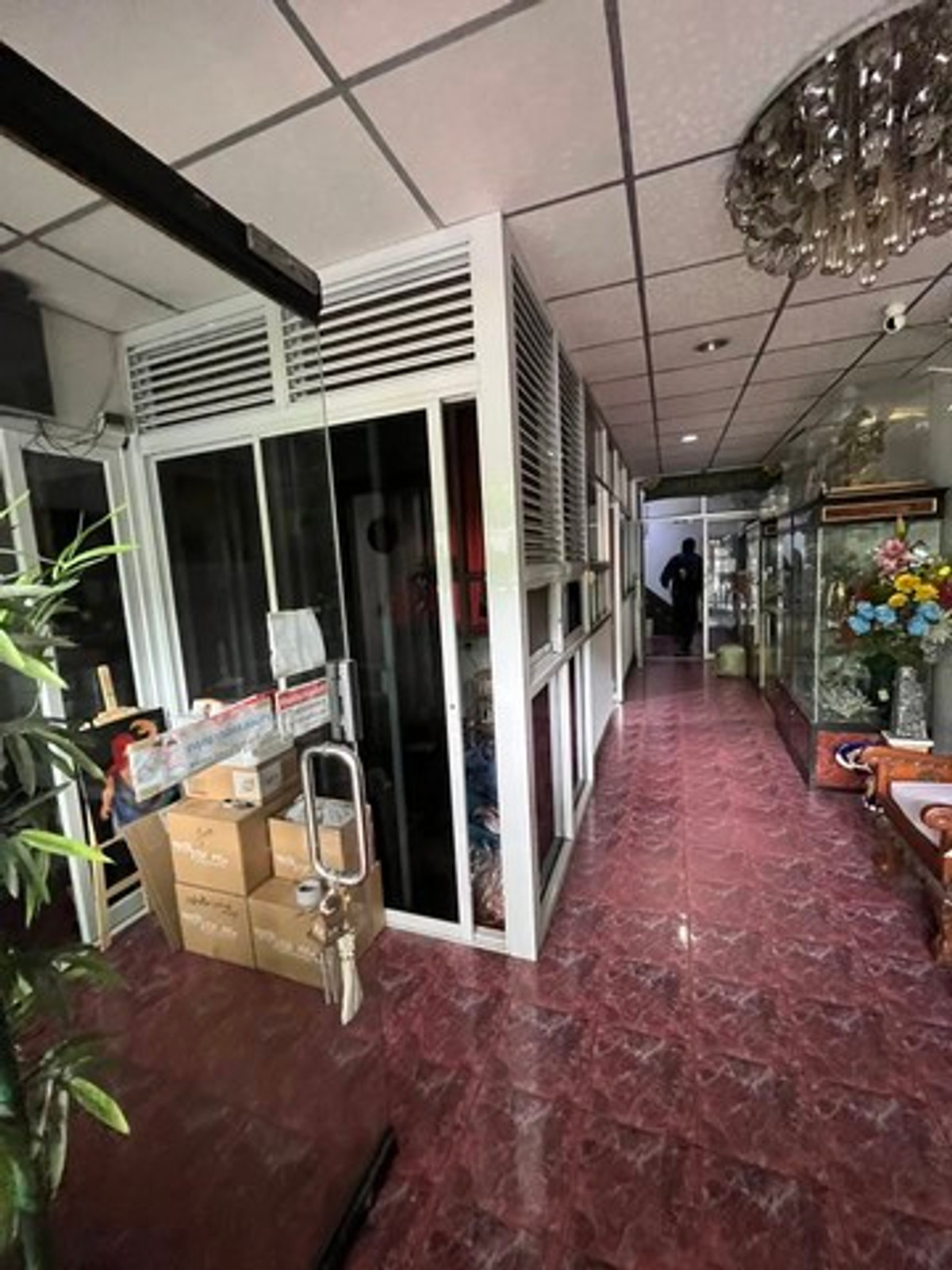 For RentShop HouseSukhumvit, Asoke, Thonglor : HR3365 Commercial building for rent, 2 units, next to Sukhumvit main road. Location with highest potential In the heart of the business district and residences for foreigners.